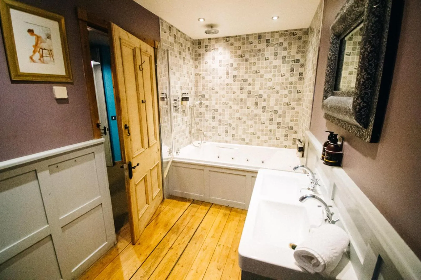 Bathroom, Bed in The George Hotel