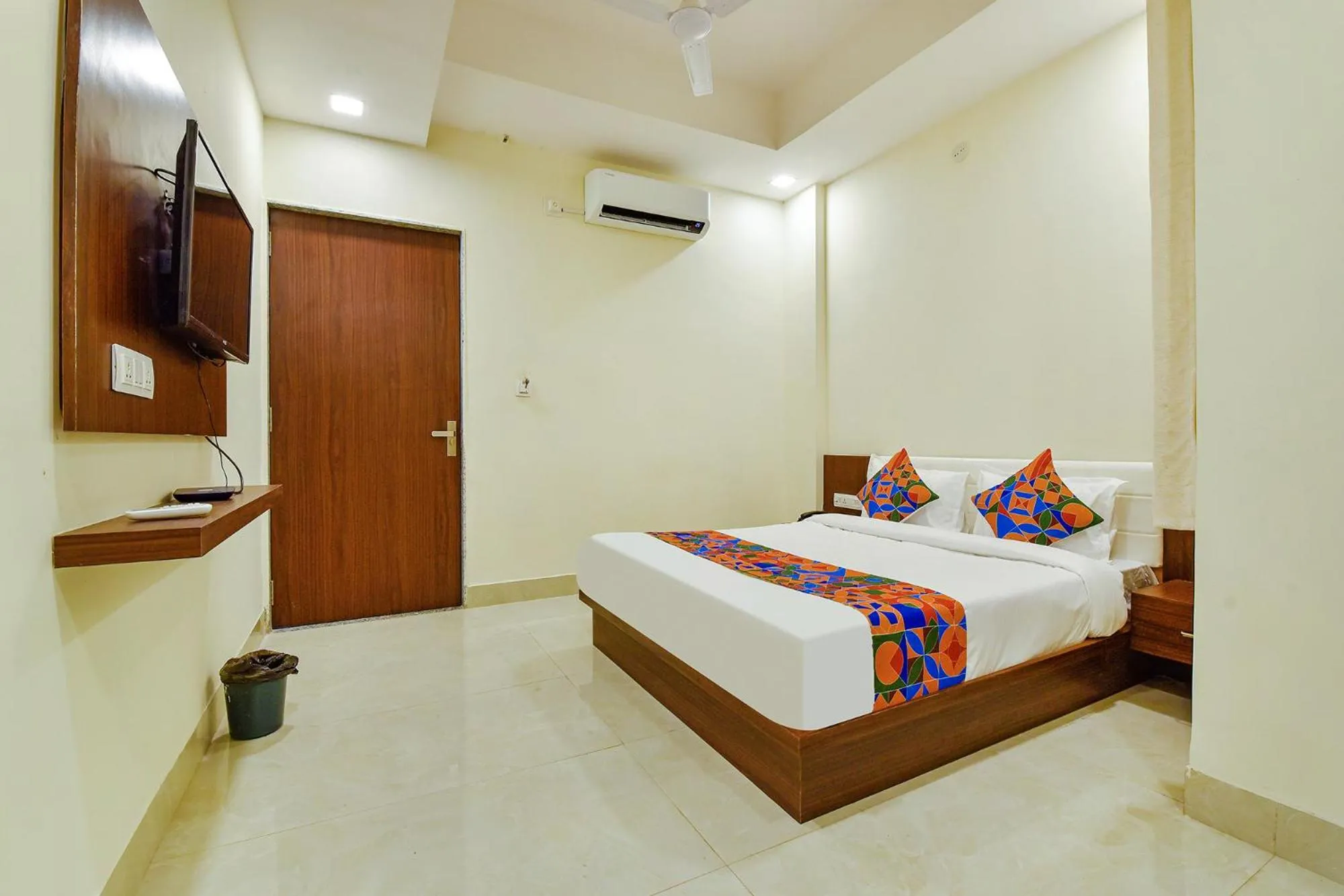 Bed in FabHotel Diamond I