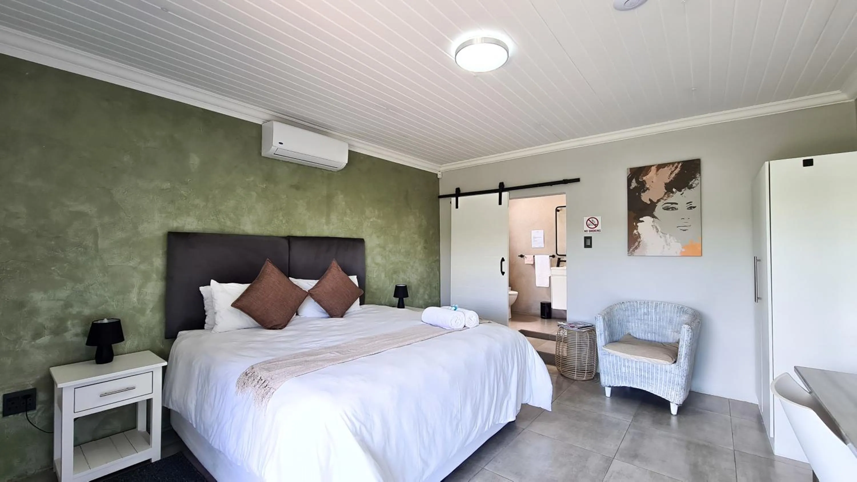 Bed in Vincent Valley Lodge