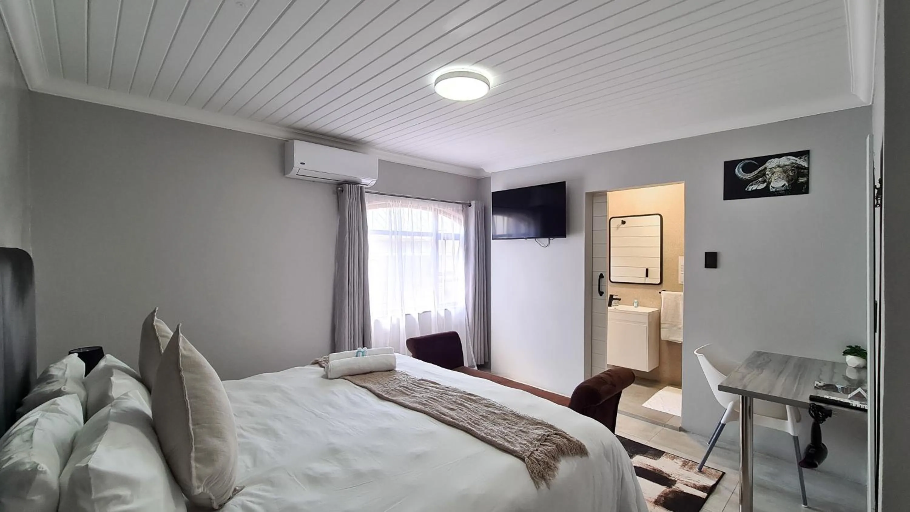 Bed in Vincent Valley Lodge