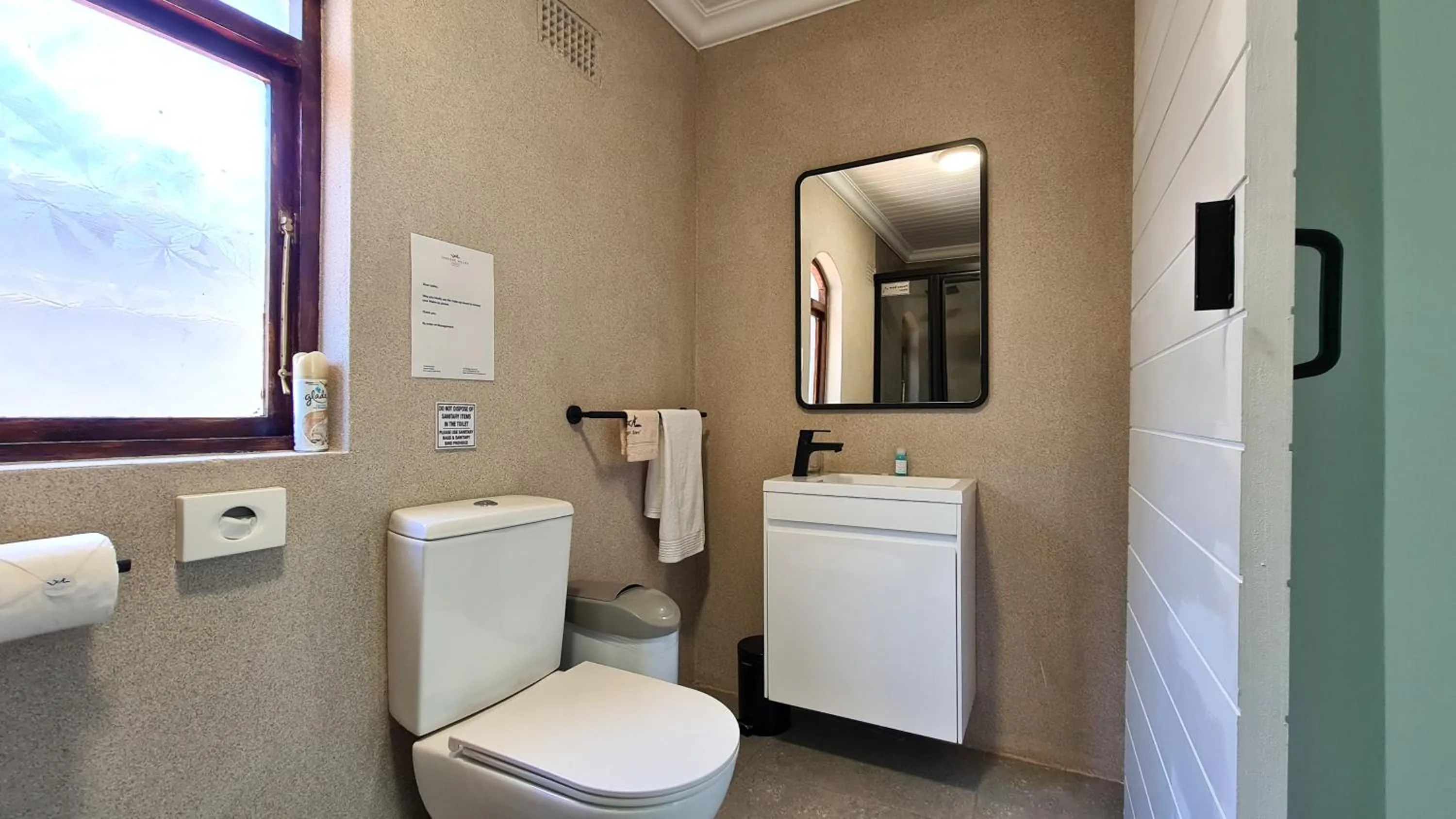 Toilet in Vincent Valley Lodge