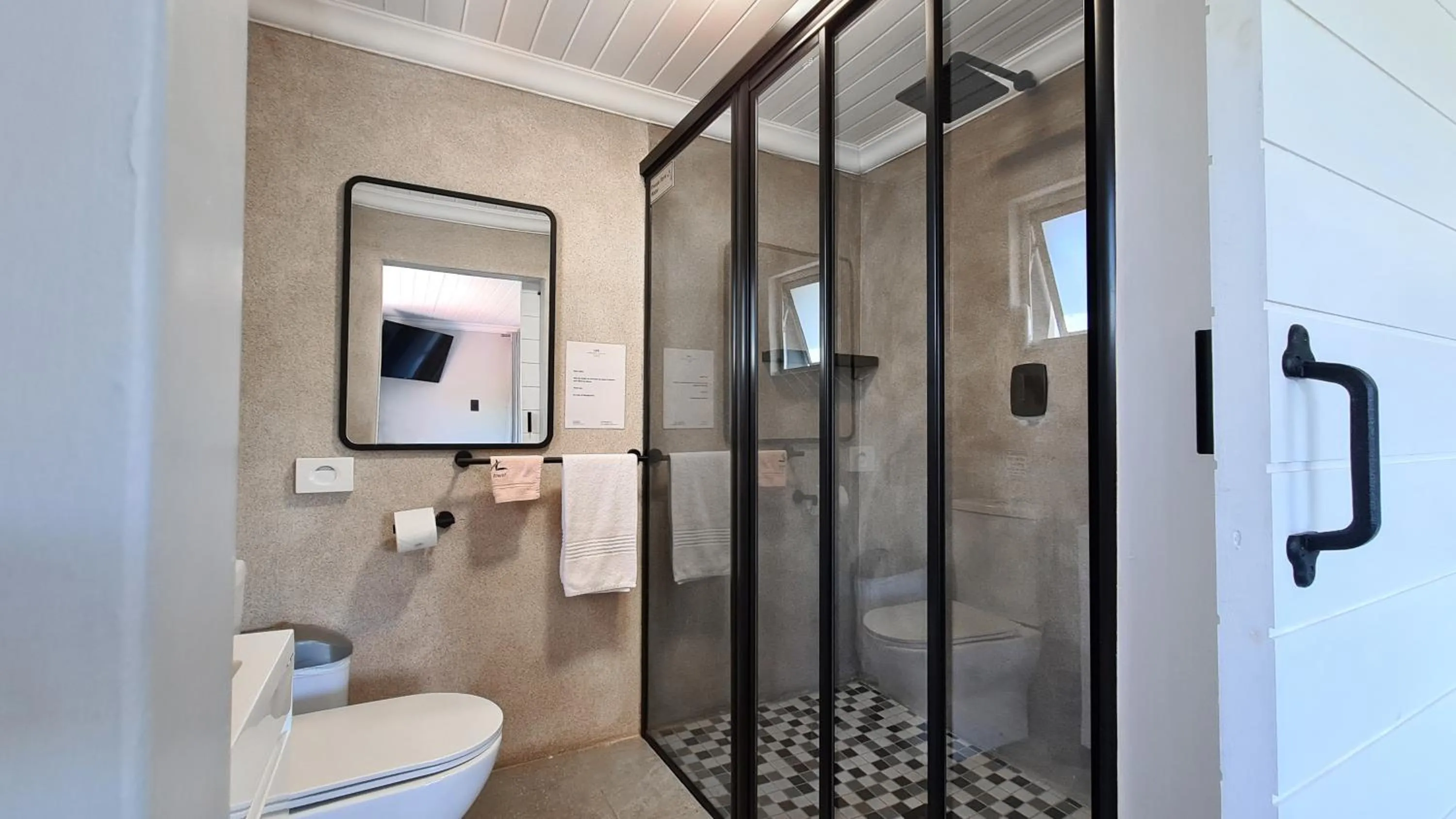 Shower in Vincent Valley Lodge