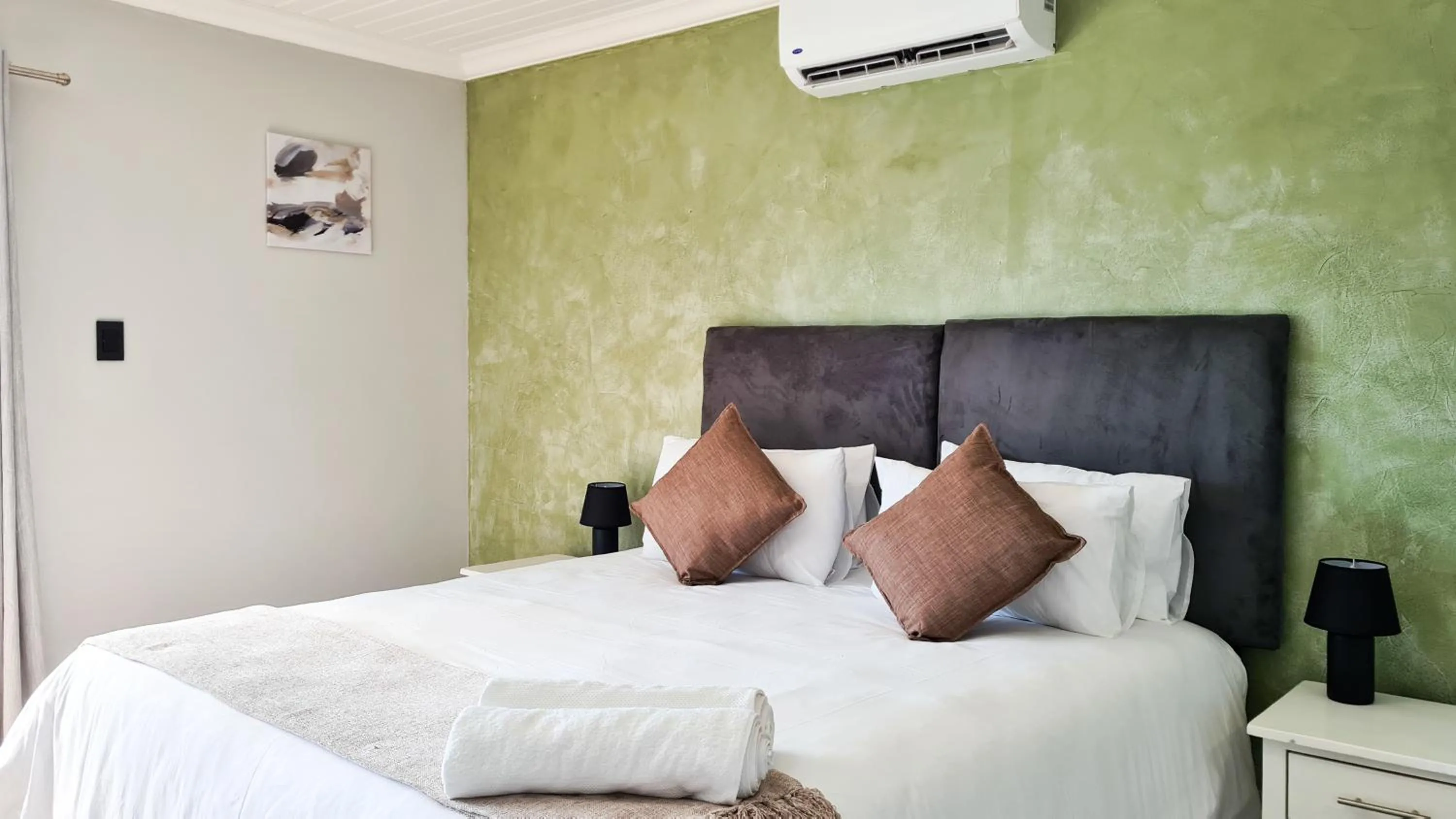 Property building, Bed in Vincent Valley Lodge
