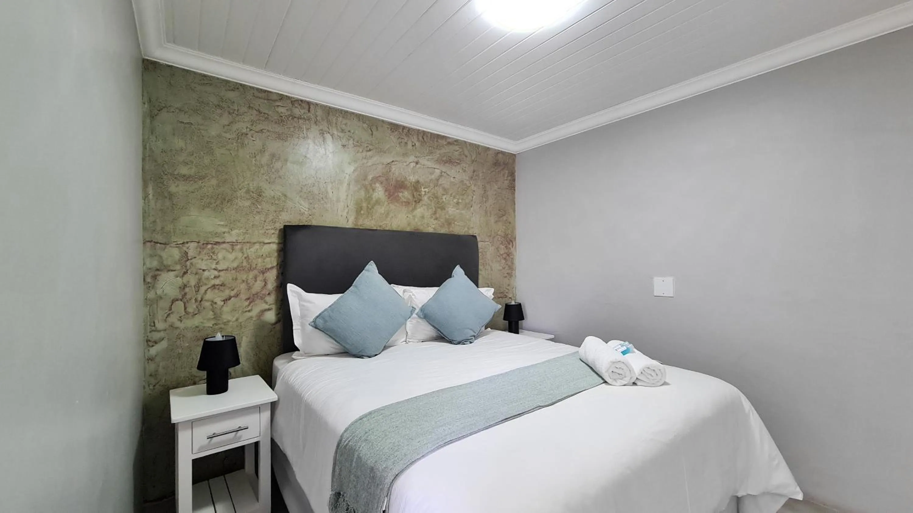 Bed in Vincent Valley Lodge