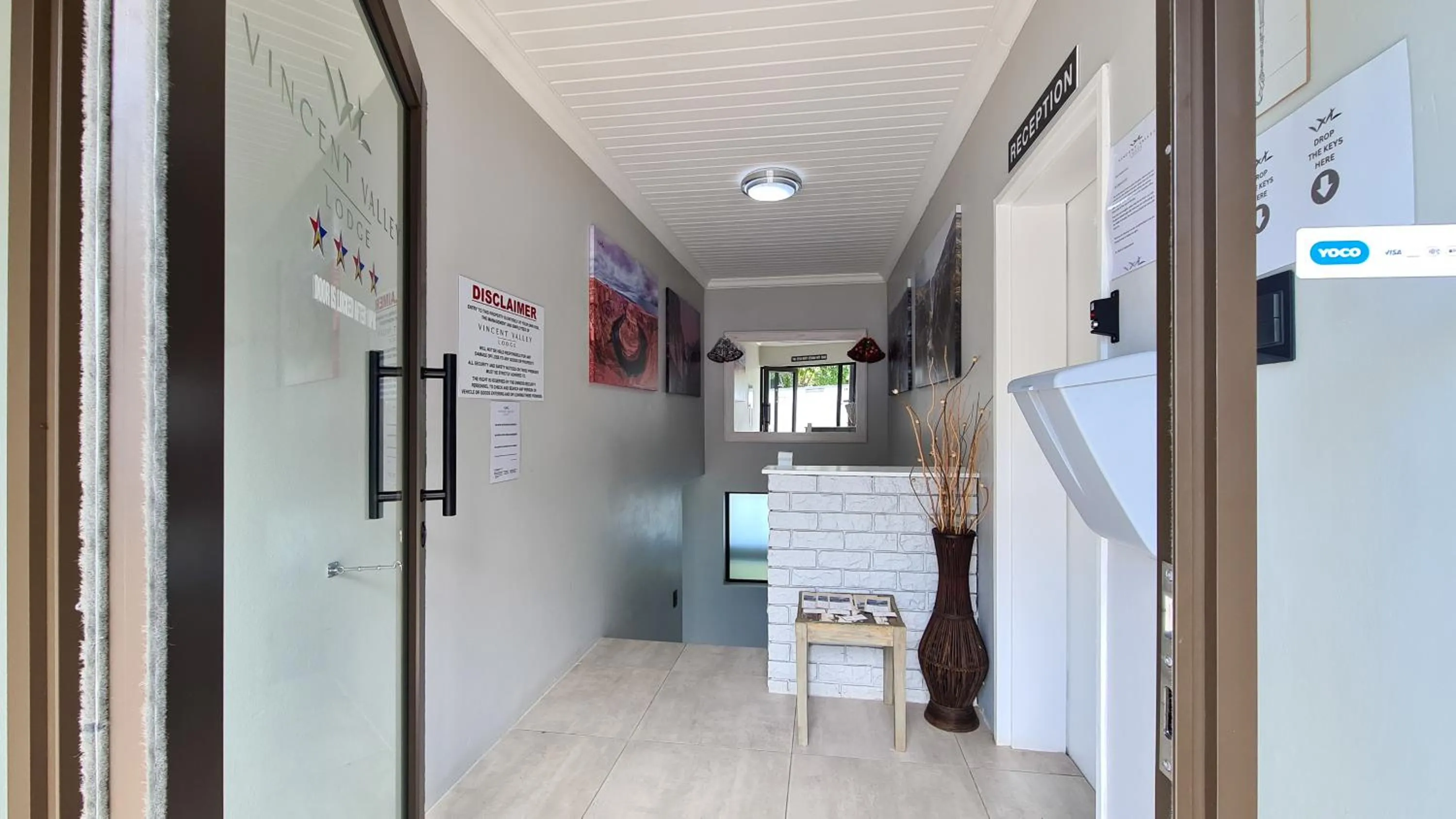 Facade/entrance in Vincent Valley Lodge