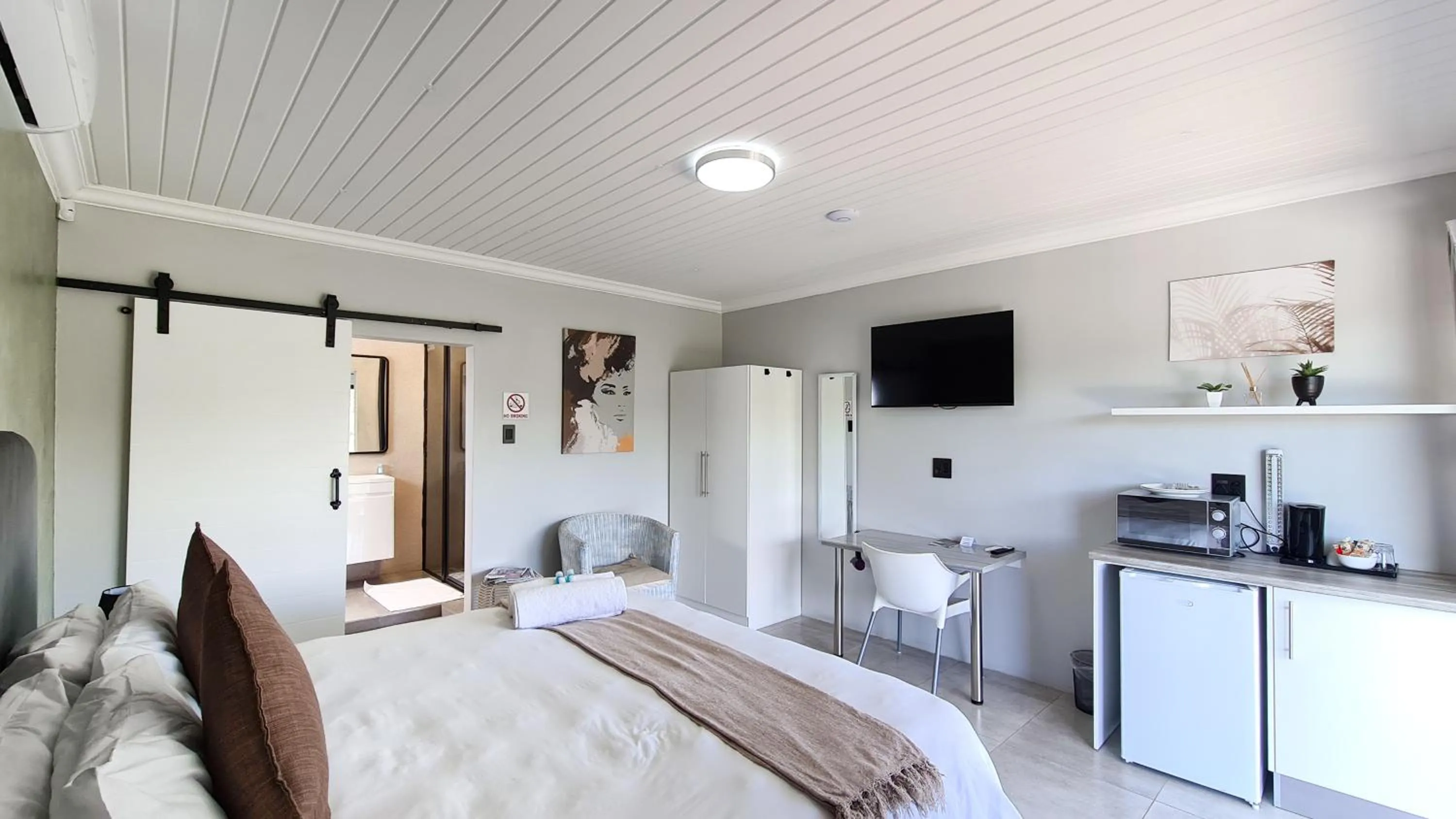 Bed in Vincent Valley Lodge