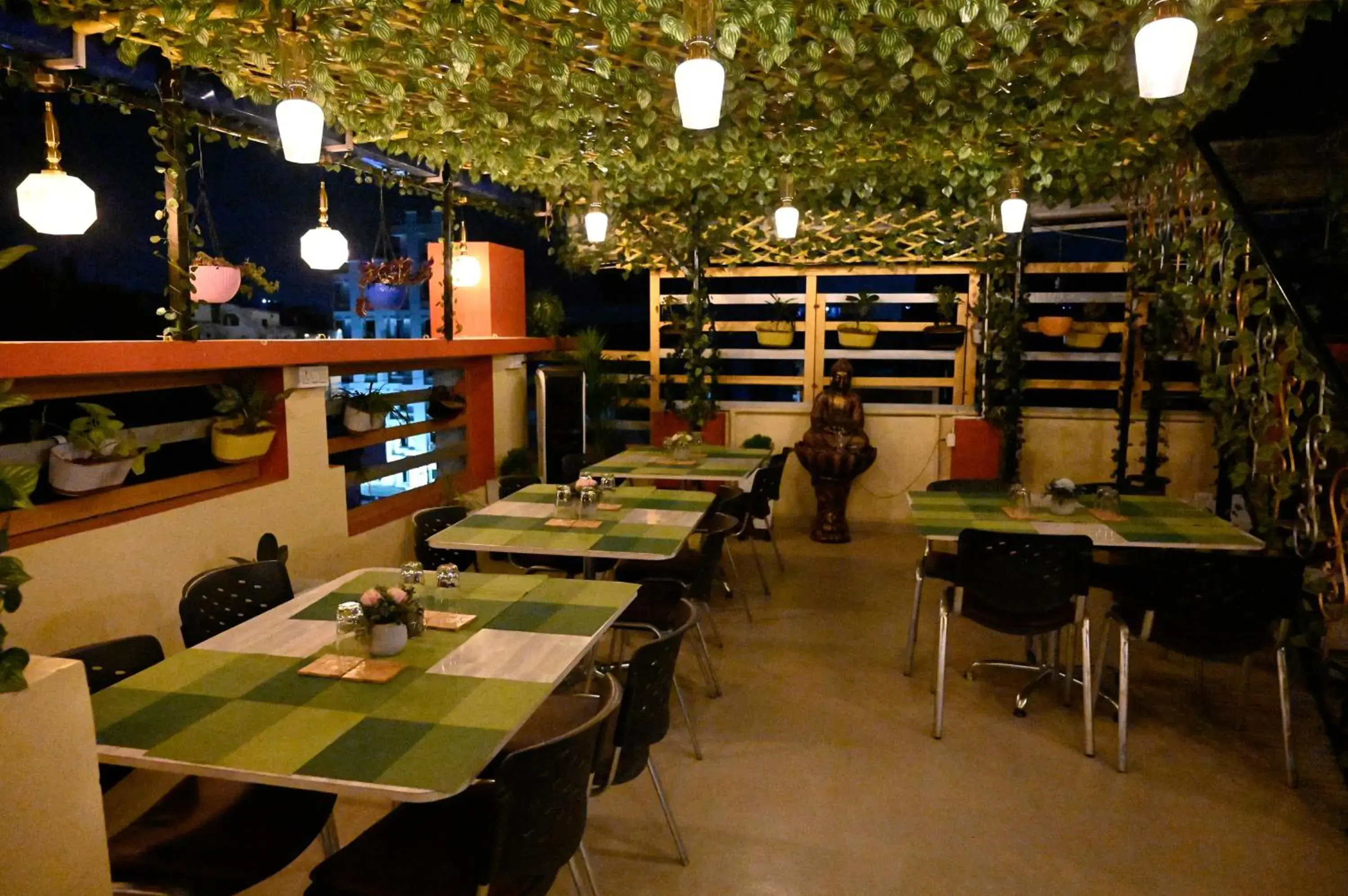 Restaurant/places to eat in Hotel Buddha International Restaurant/places to eat in Hotel Buddha International