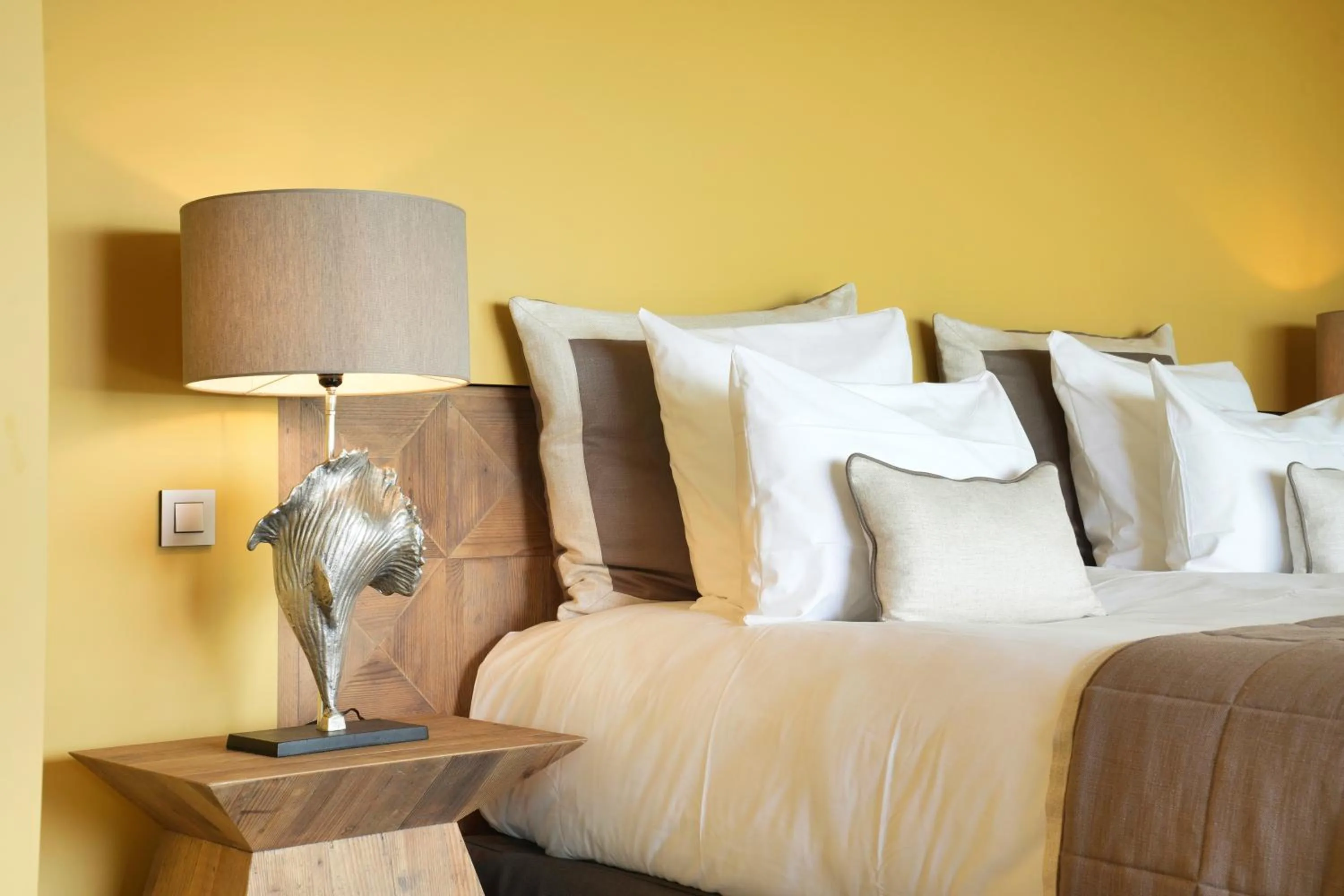 Bed in Les Regalia Hôtel & Spa