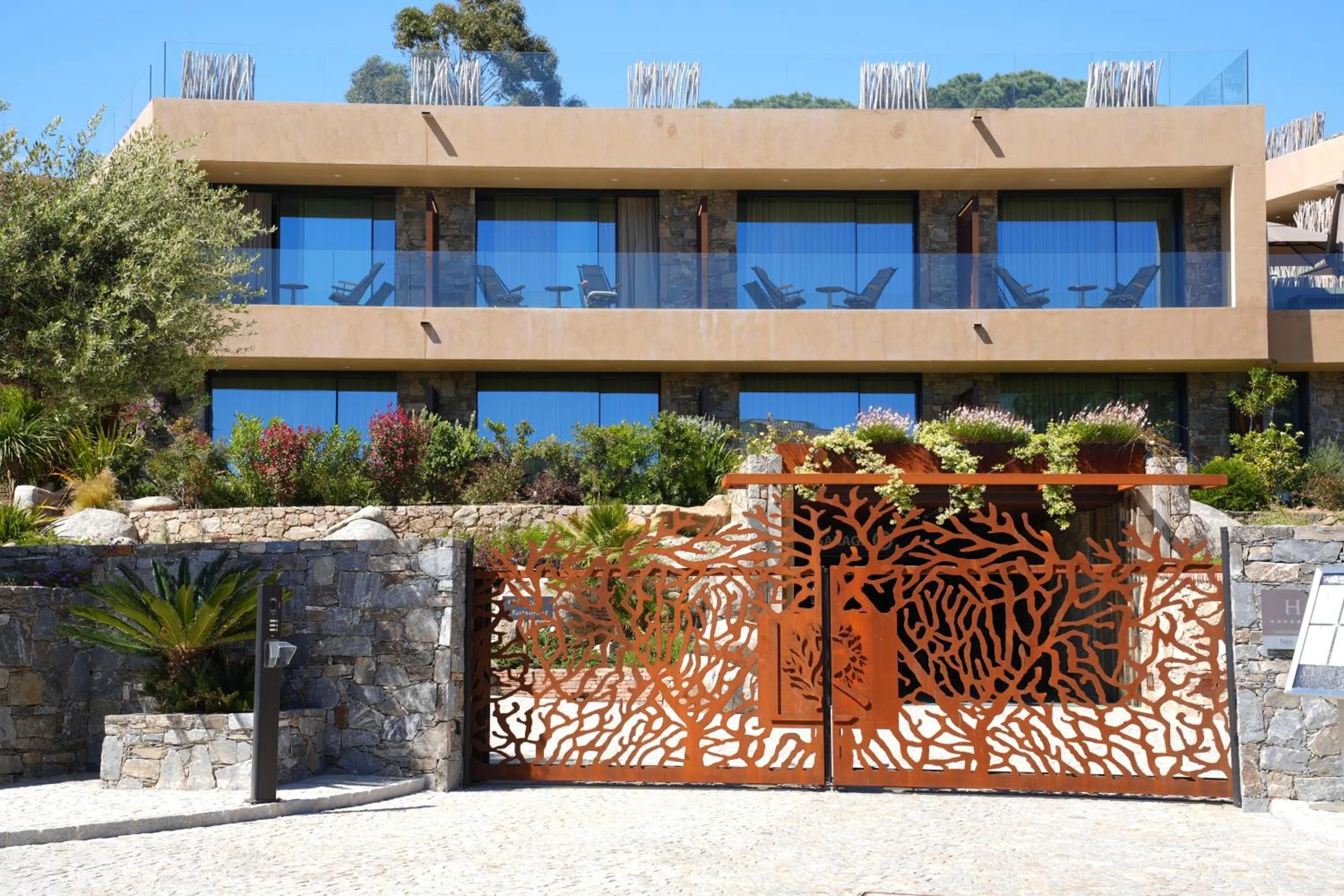 Facade/entrance in Les Regalia Hôtel & Spa