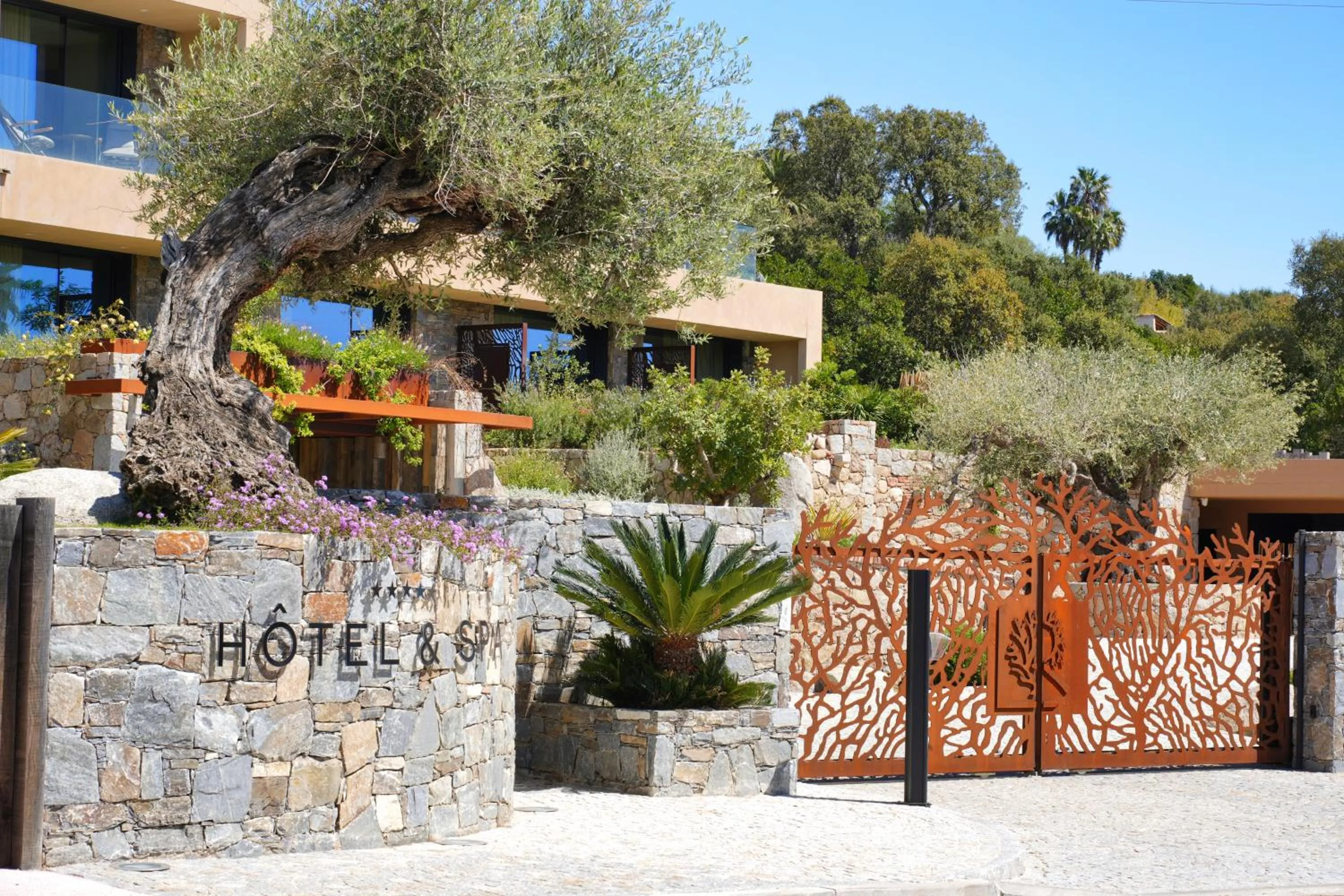 Facade/entrance in Les Regalia Hôtel & Spa