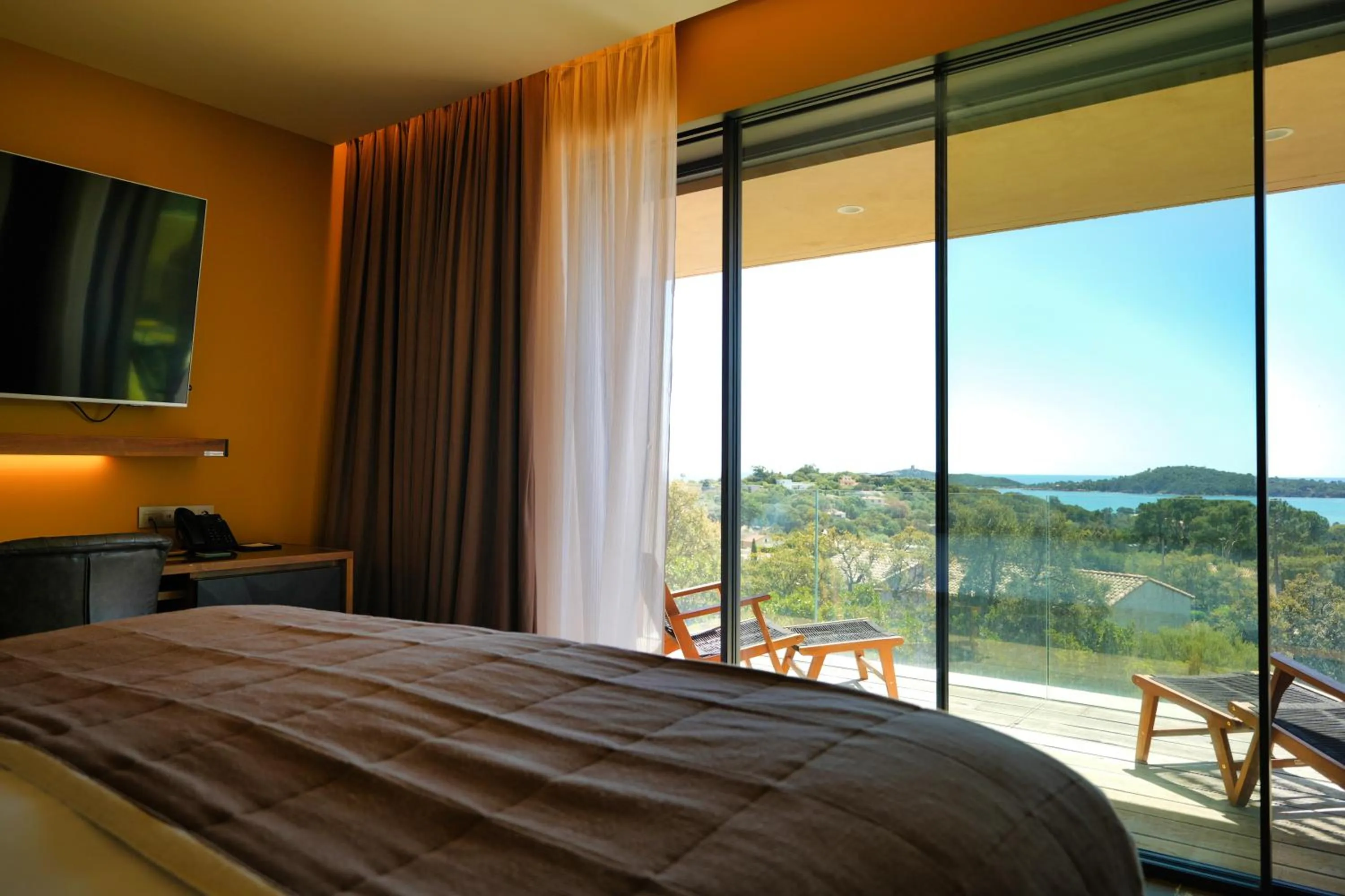 View (from property/room), Bed in Les Regalia Hôtel & Spa