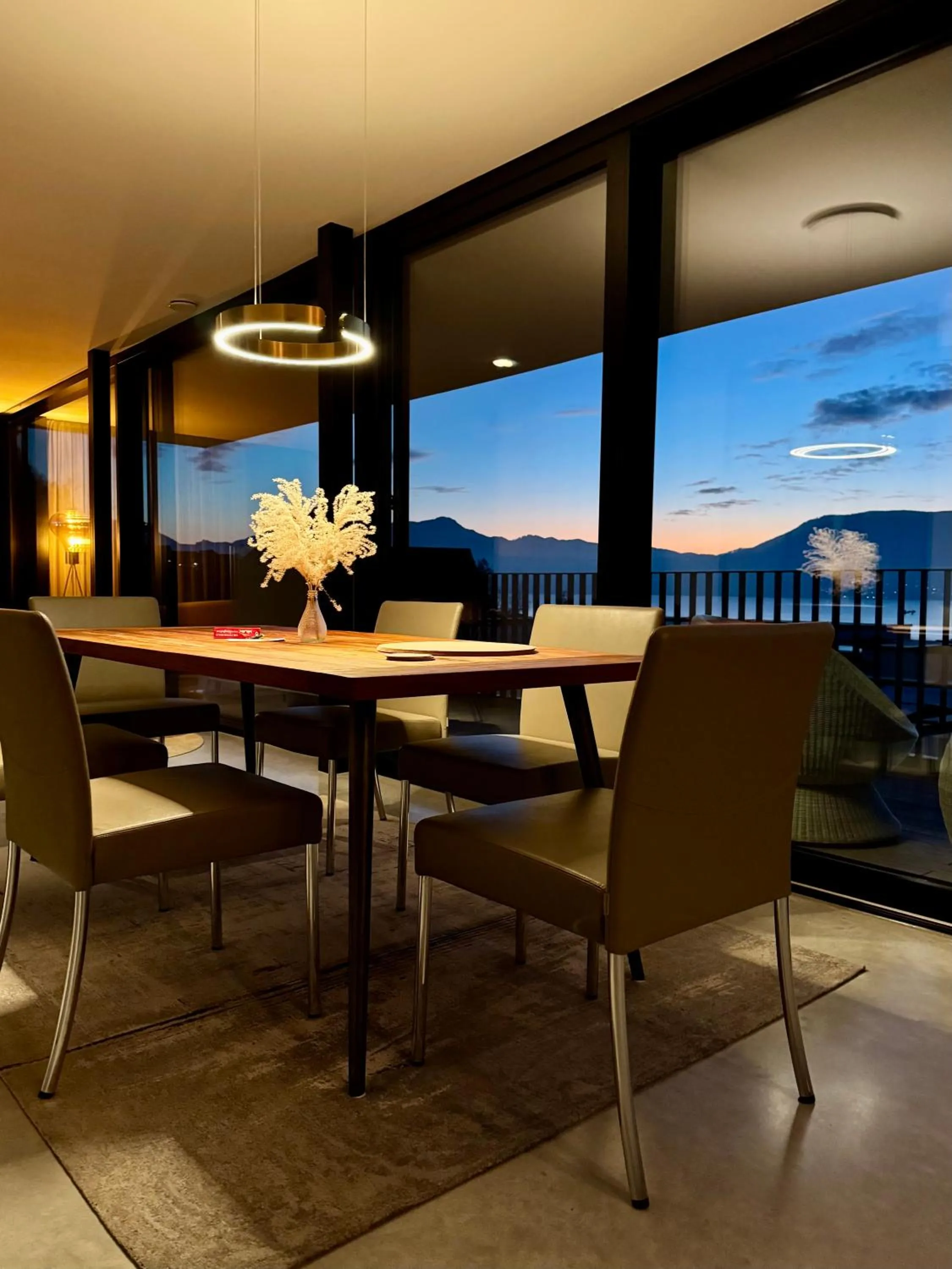 Dining area in ORANGE LOUNGE Attersee