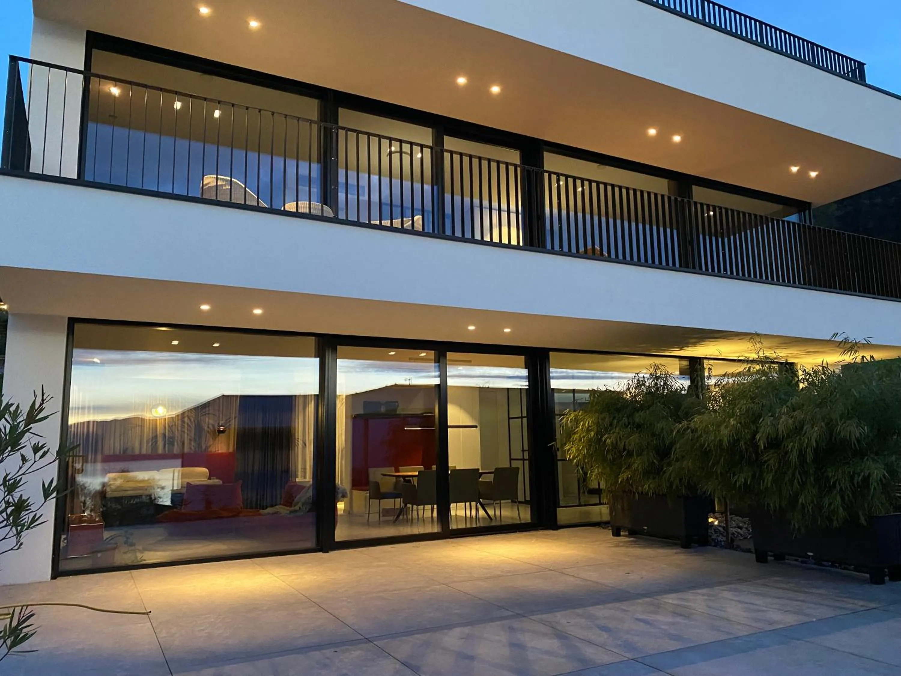 Staff in ORANGE LOUNGE Attersee