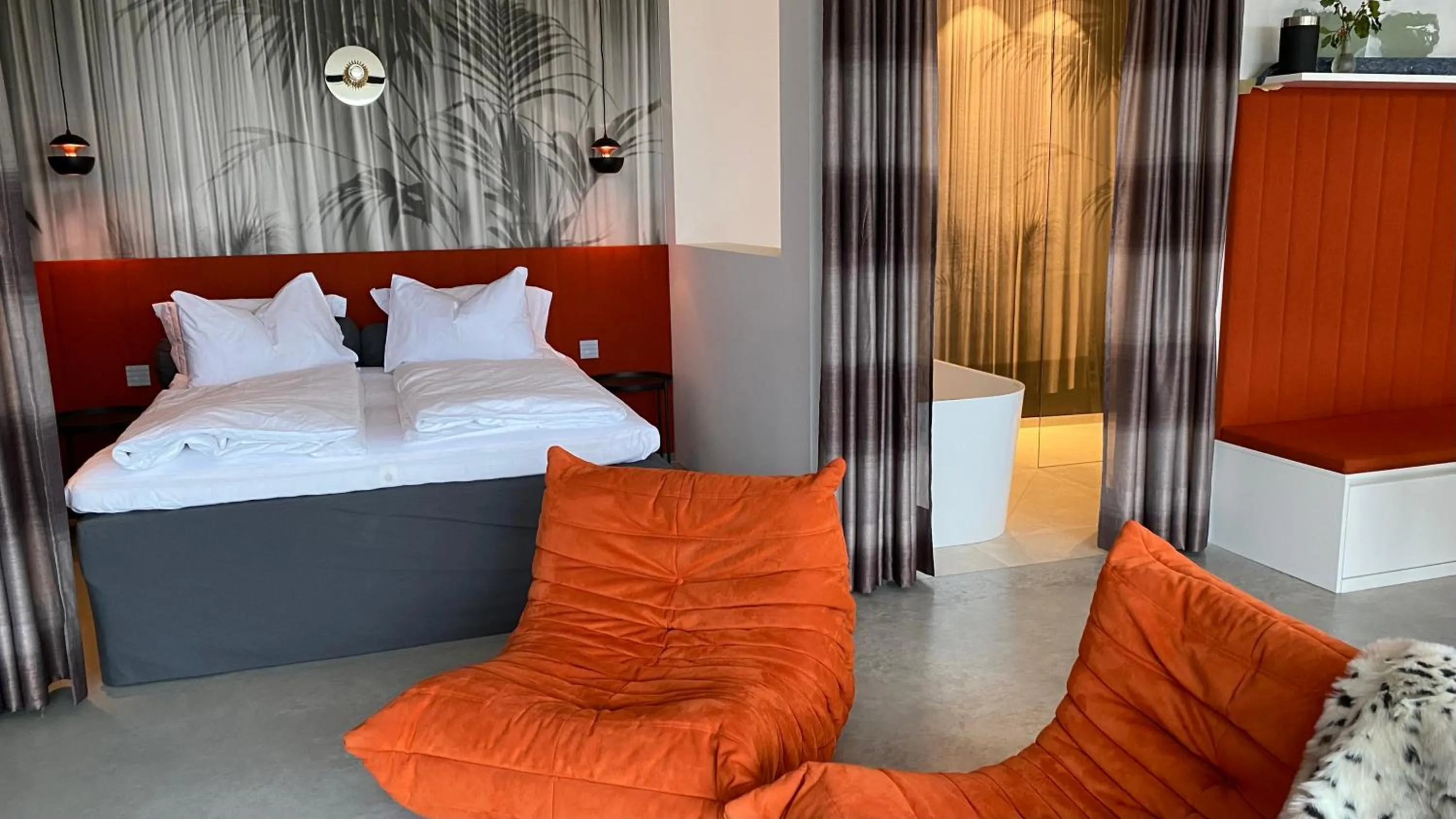 Bed in ORANGE LOUNGE Attersee