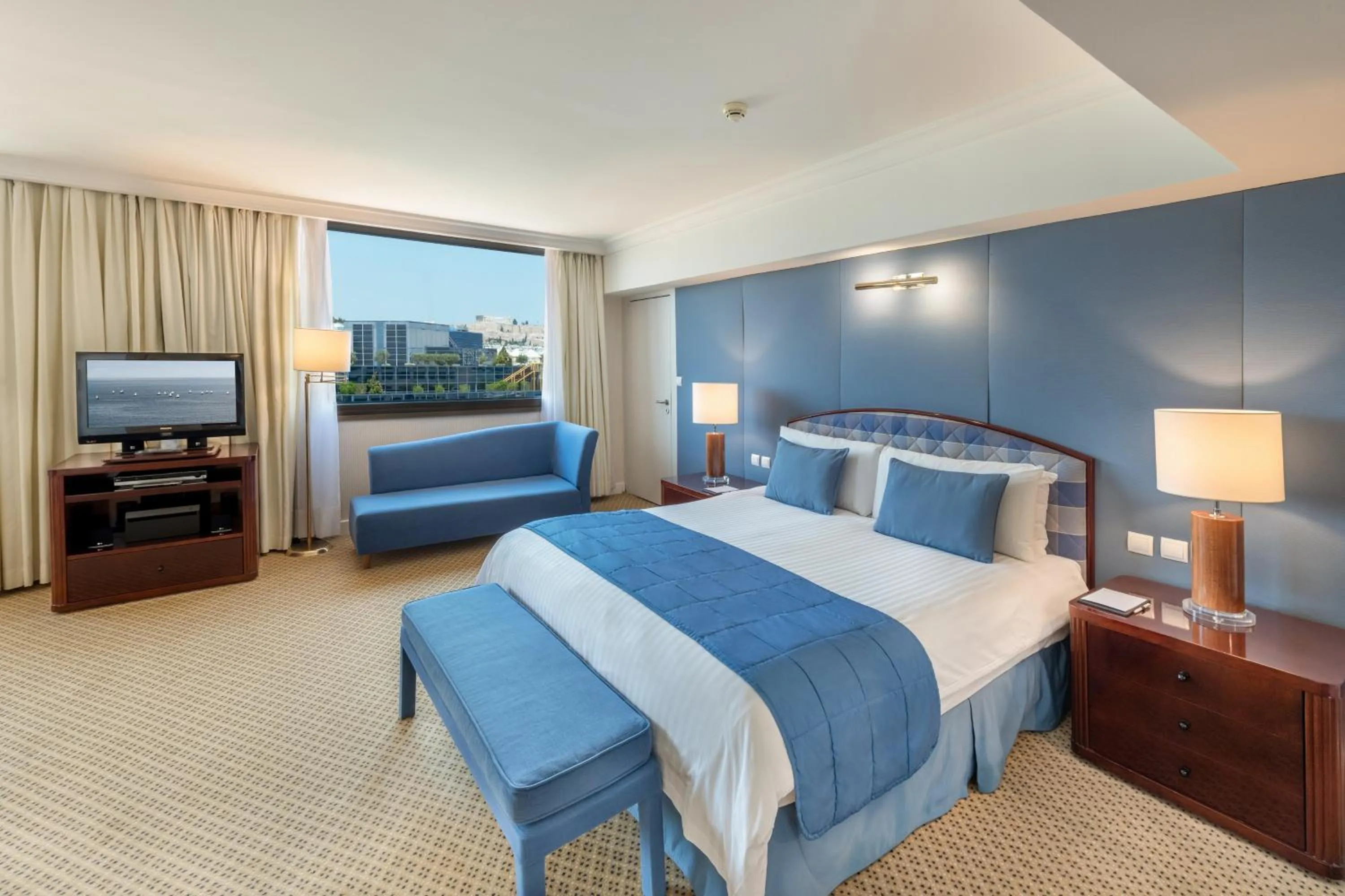 Photo of the whole room, Bed in Athenaeum Intercontinental by IHG