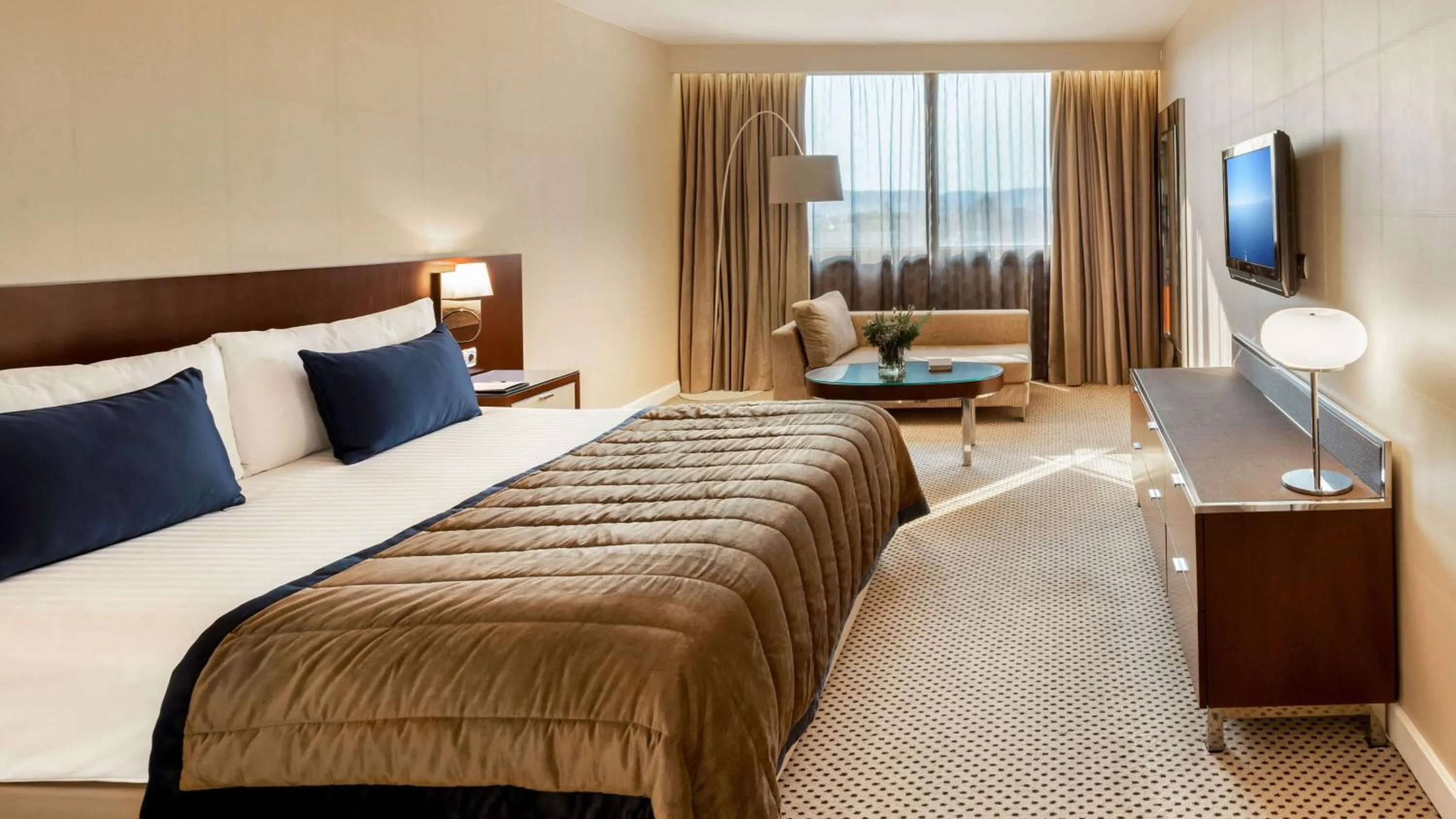 Photo of the whole room, Bed in Athenaeum Intercontinental by IHG