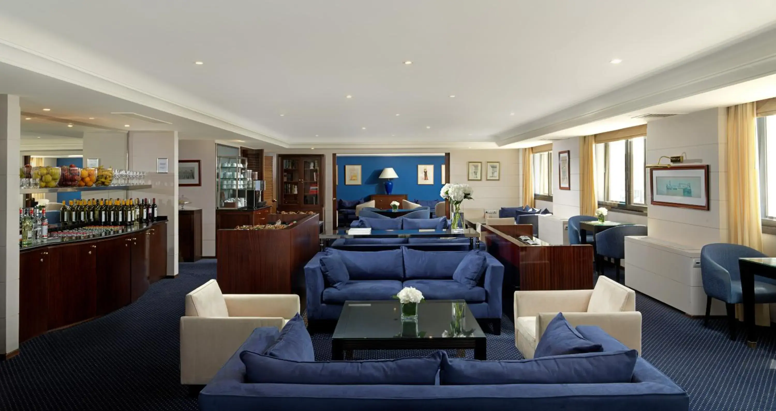 Lounge or bar in Athenaeum Intercontinental by IHG Lounge or bar in Athenaeum Intercontinental by IHG