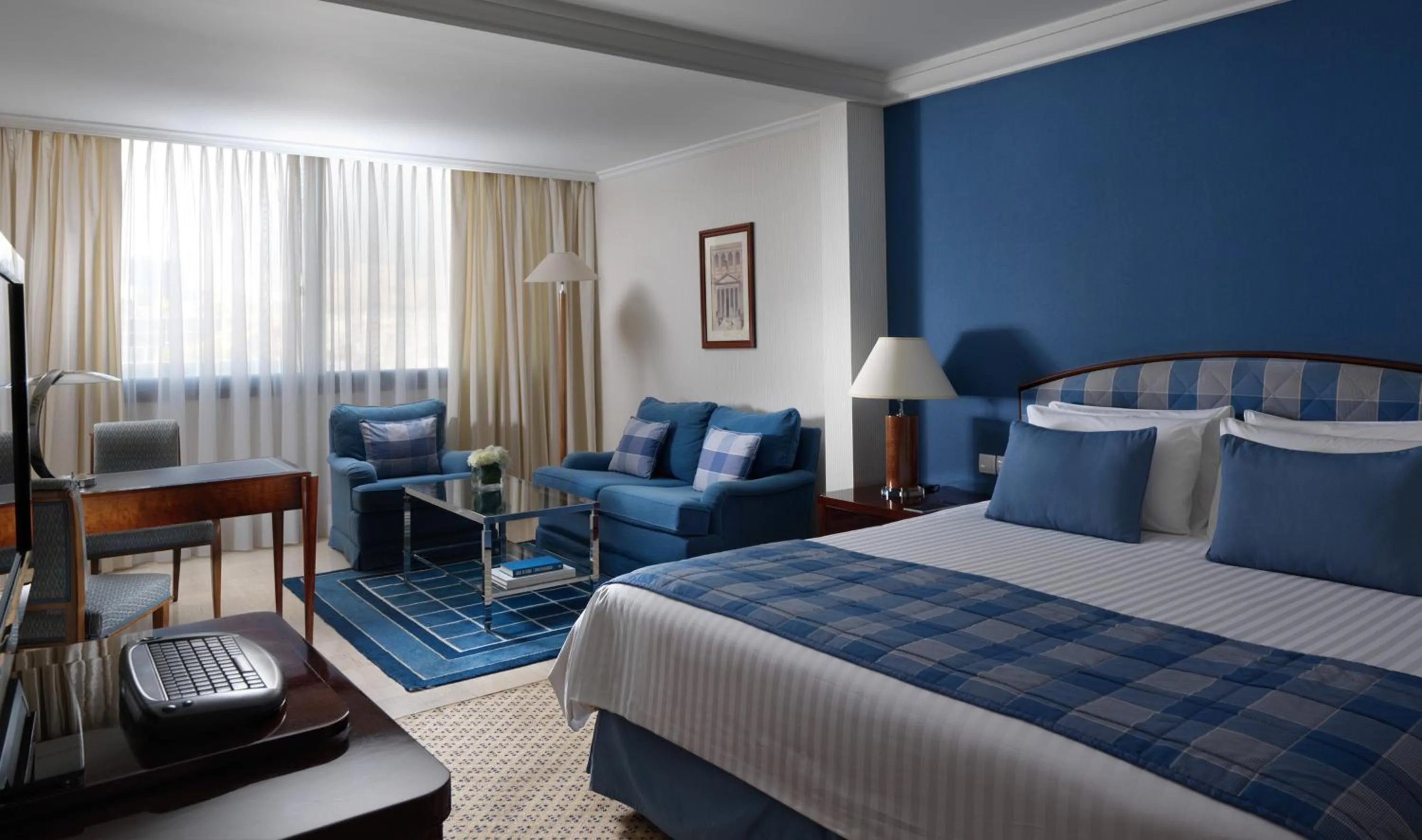Photo of the whole room, Bed in Athenaeum Intercontinental by IHG