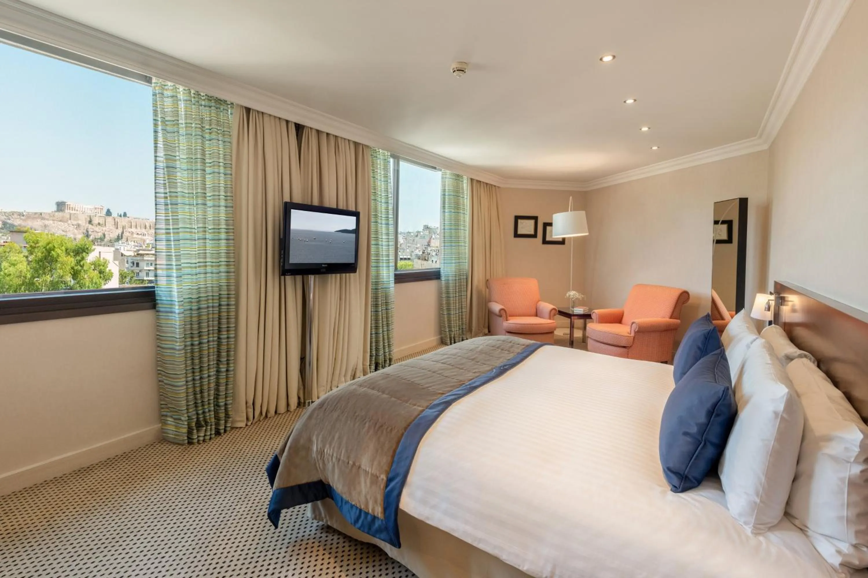 Photo of the whole room, Bed in Athenaeum Intercontinental by IHG