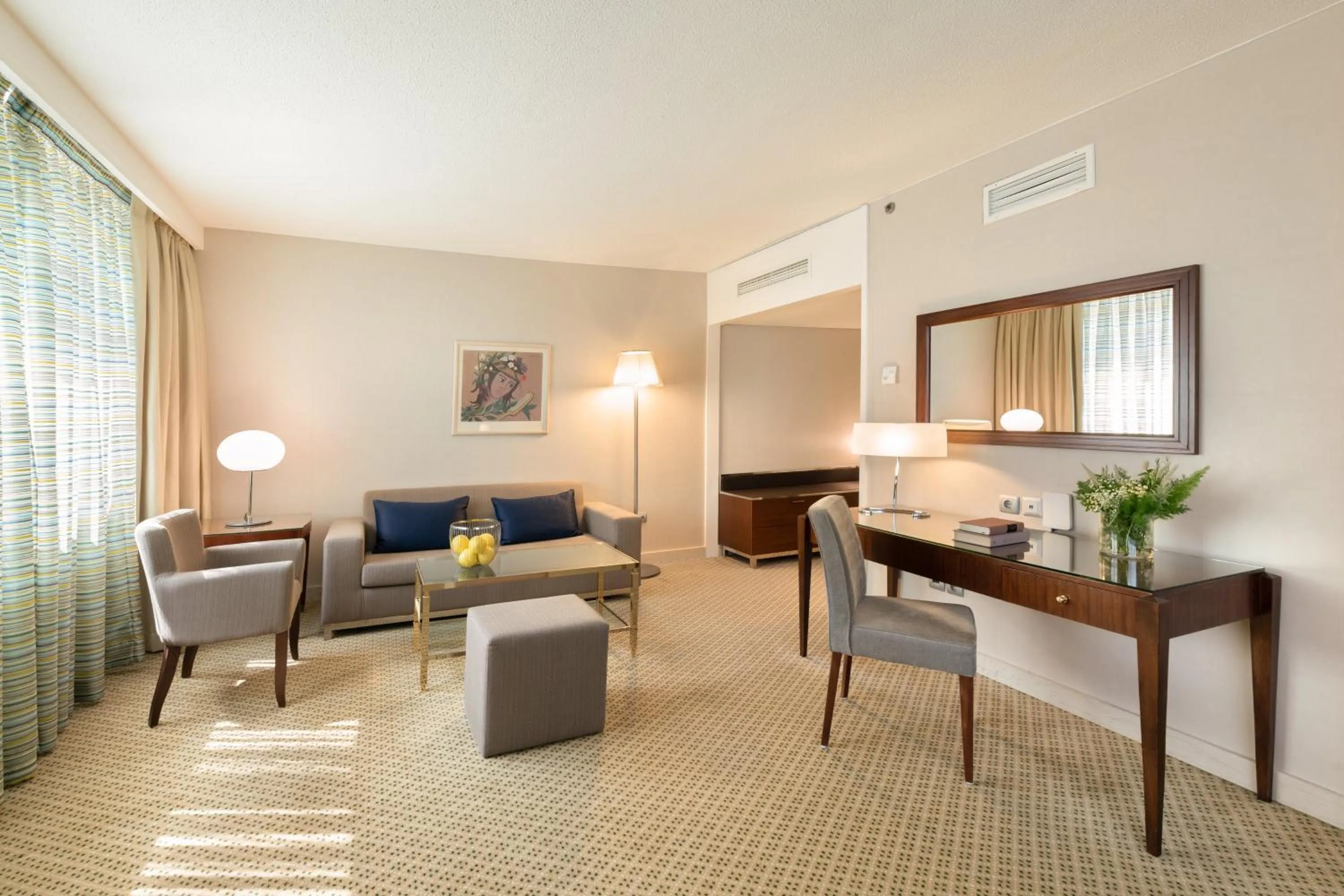 Photo of the whole room in Athenaeum Intercontinental by IHG