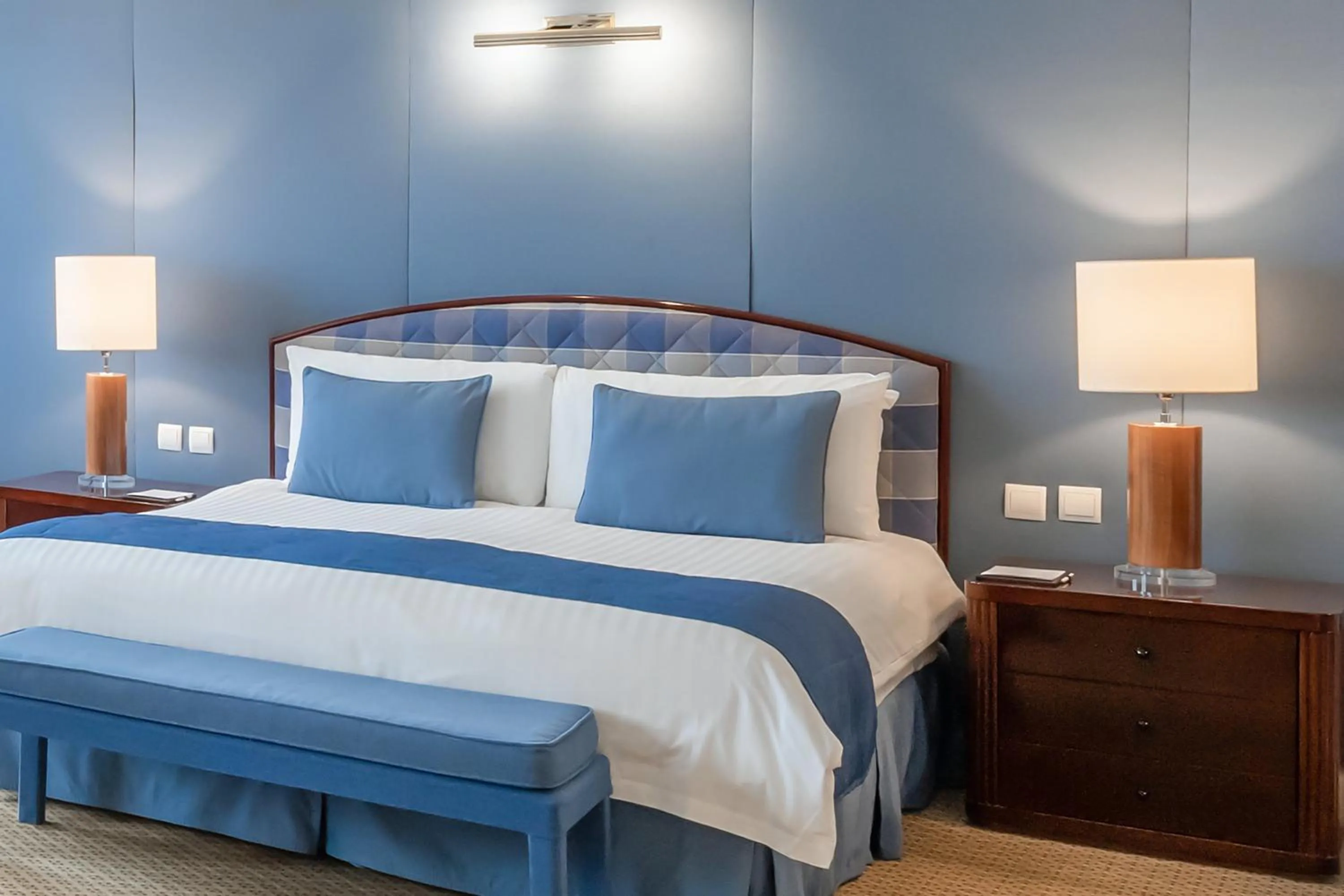 Photo of the whole room, Bed in Athenaeum Intercontinental by IHG