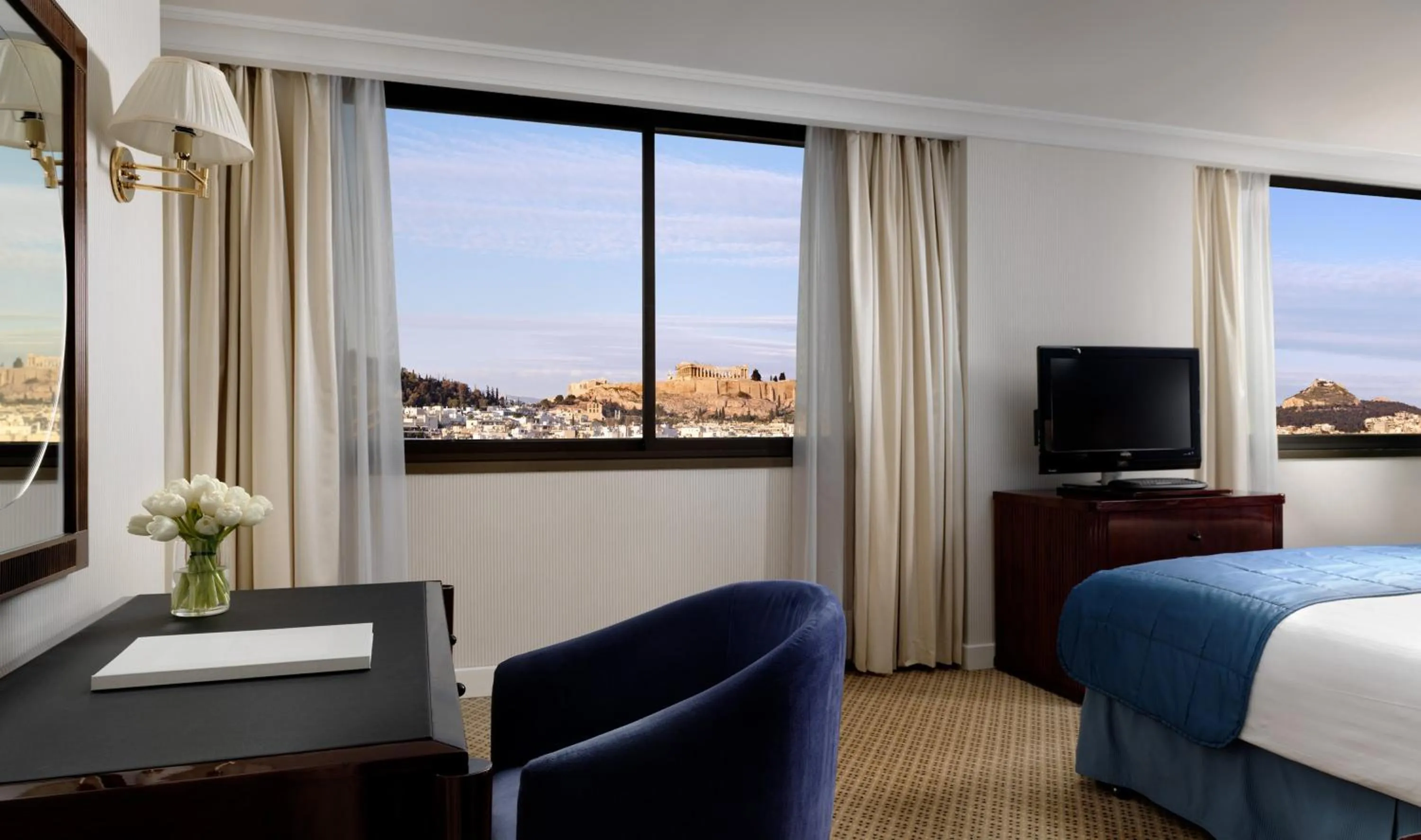 Photo of the whole room, Bed in Athenaeum Intercontinental by IHG