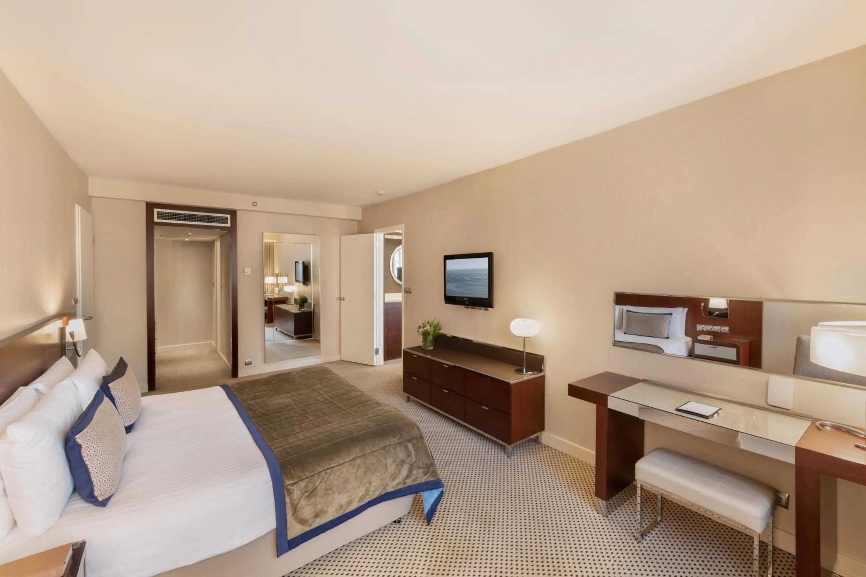 Photo of the whole room, Bed in Athenaeum Intercontinental by IHG