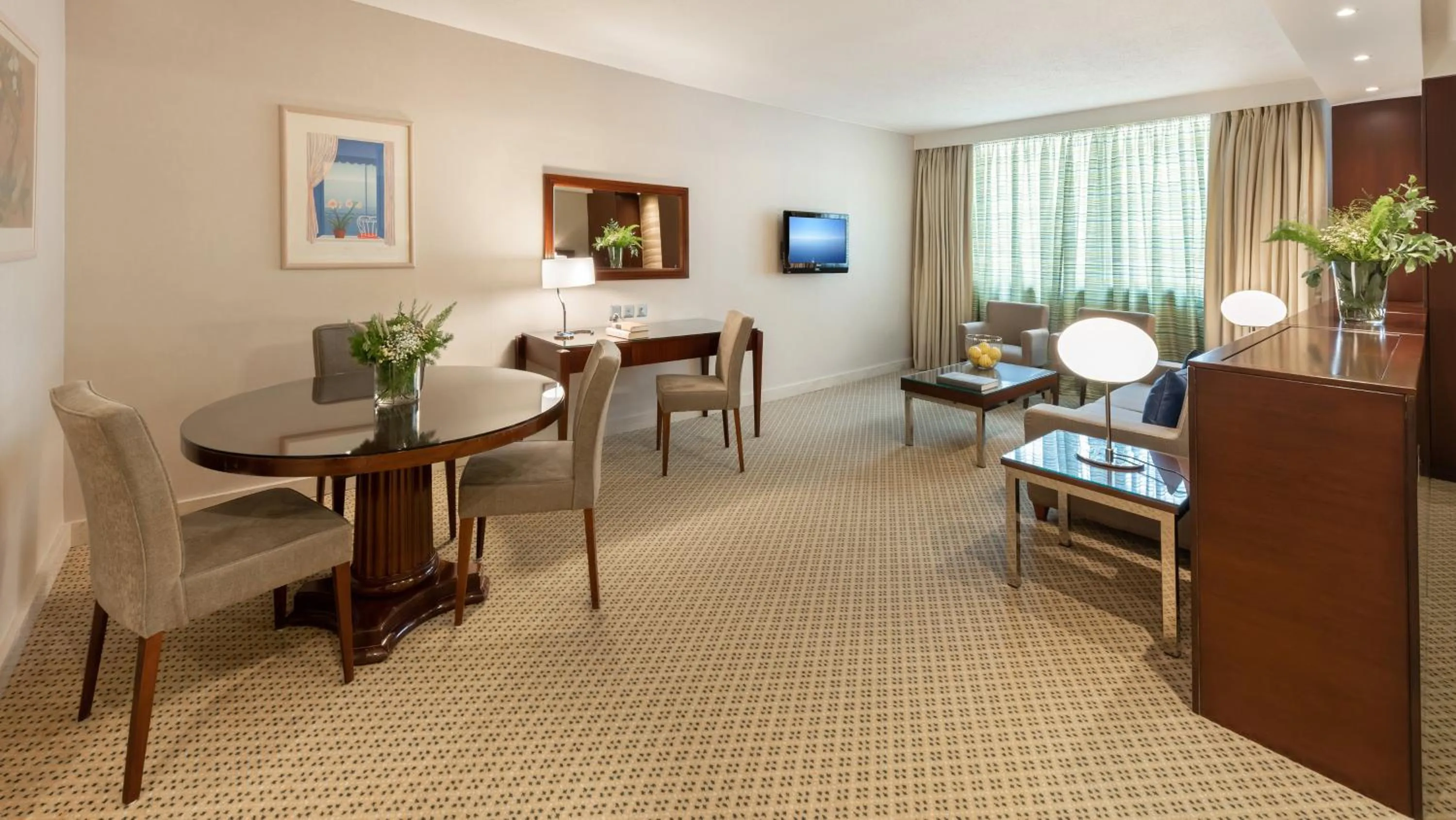 Photo of the whole room in Athenaeum Intercontinental by IHG