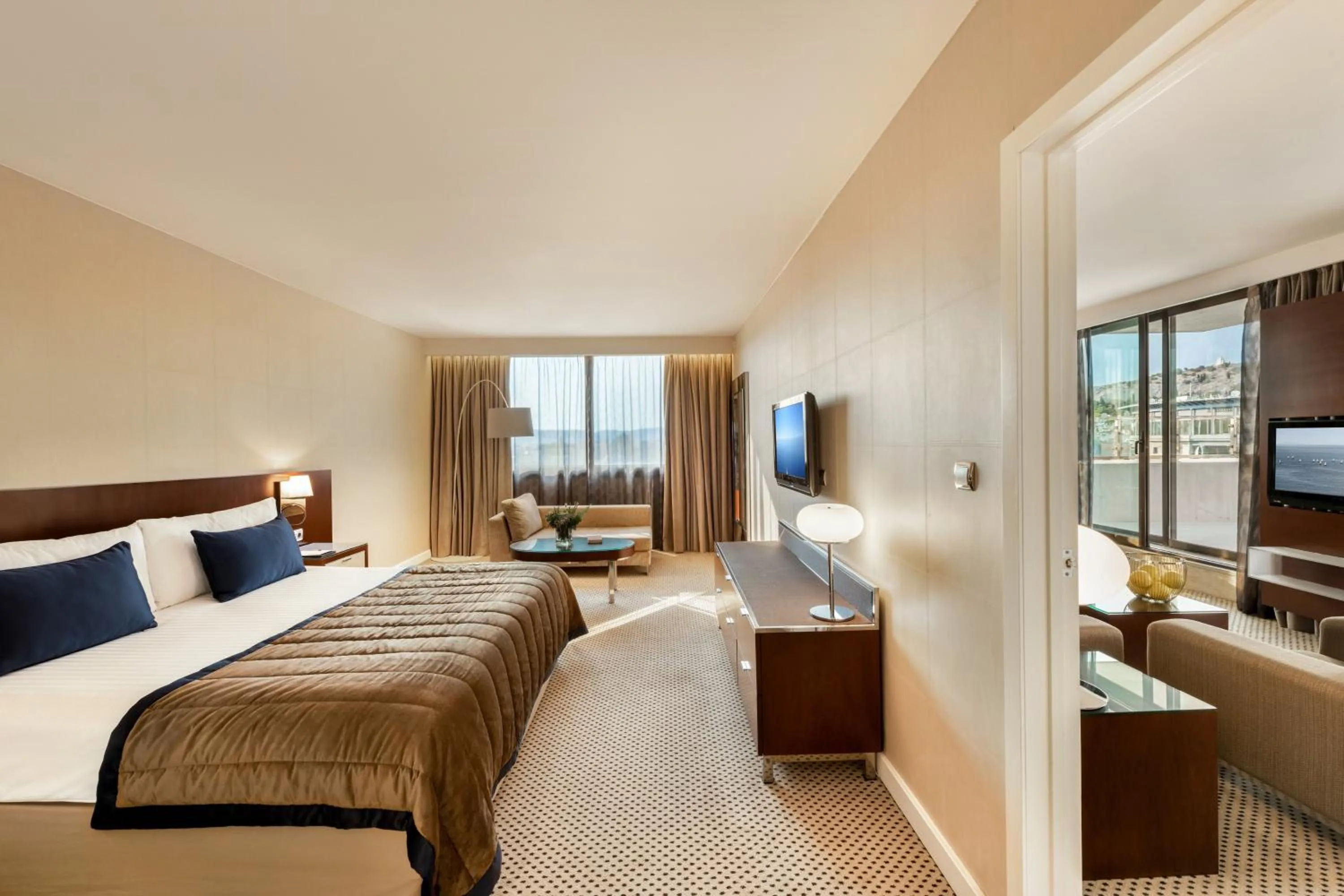 Photo of the whole room, Bed in Athenaeum Intercontinental by IHG