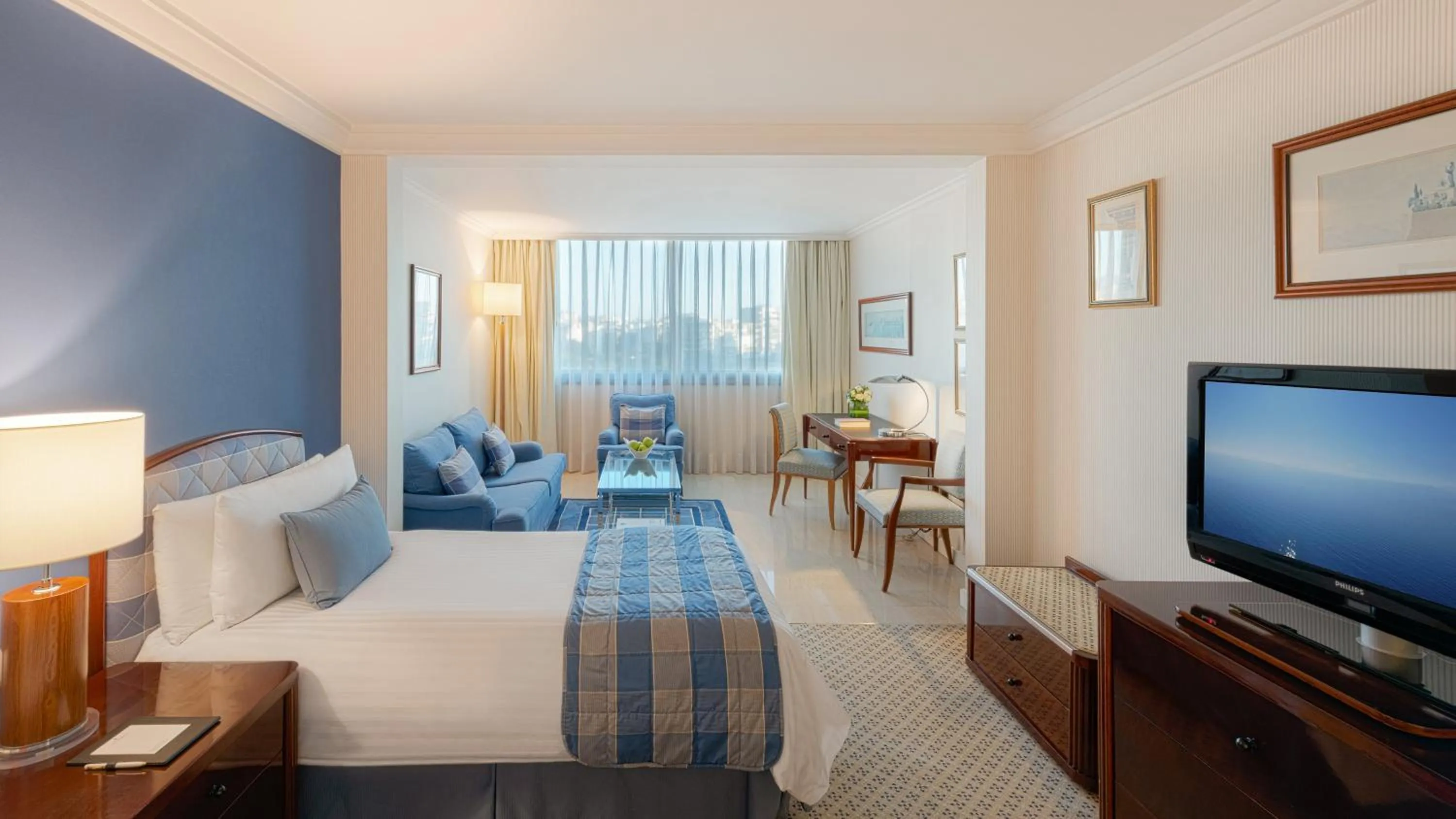 Photo of the whole room, Bed in Athenaeum Intercontinental by IHG