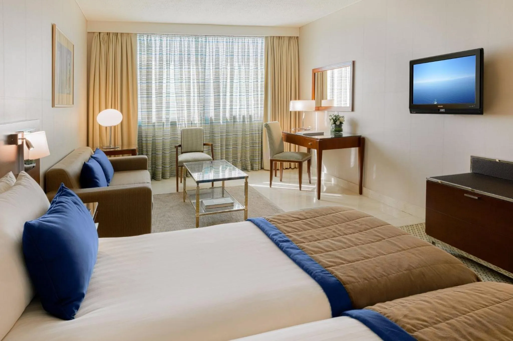 Photo of the whole room, Bed in Athenaeum Intercontinental by IHG