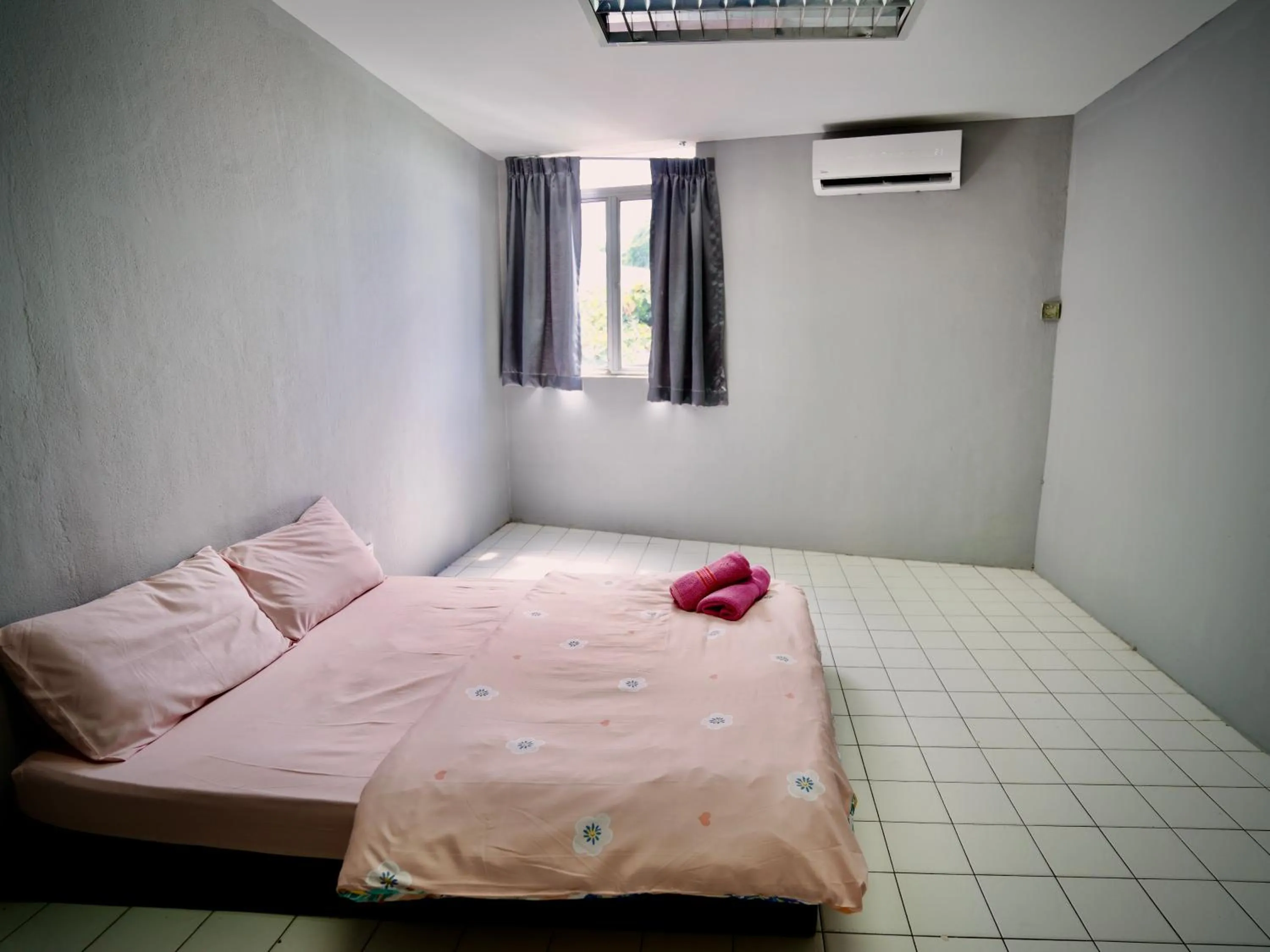 Photo of the whole room, Bed in Swanling Kuching