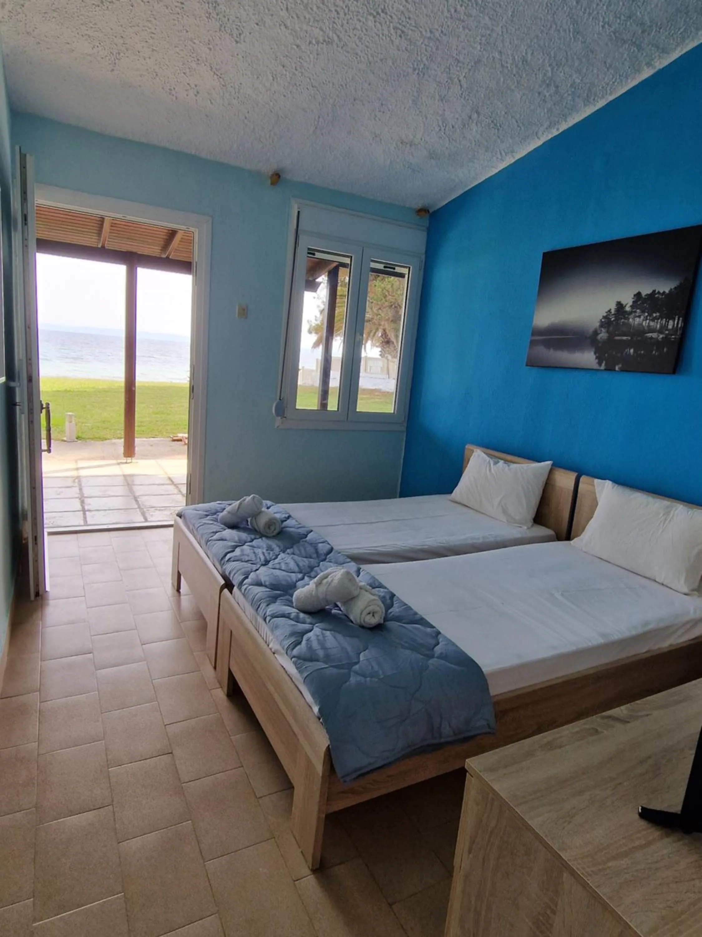 Bed in On the wave studios Spitakia sto kyma