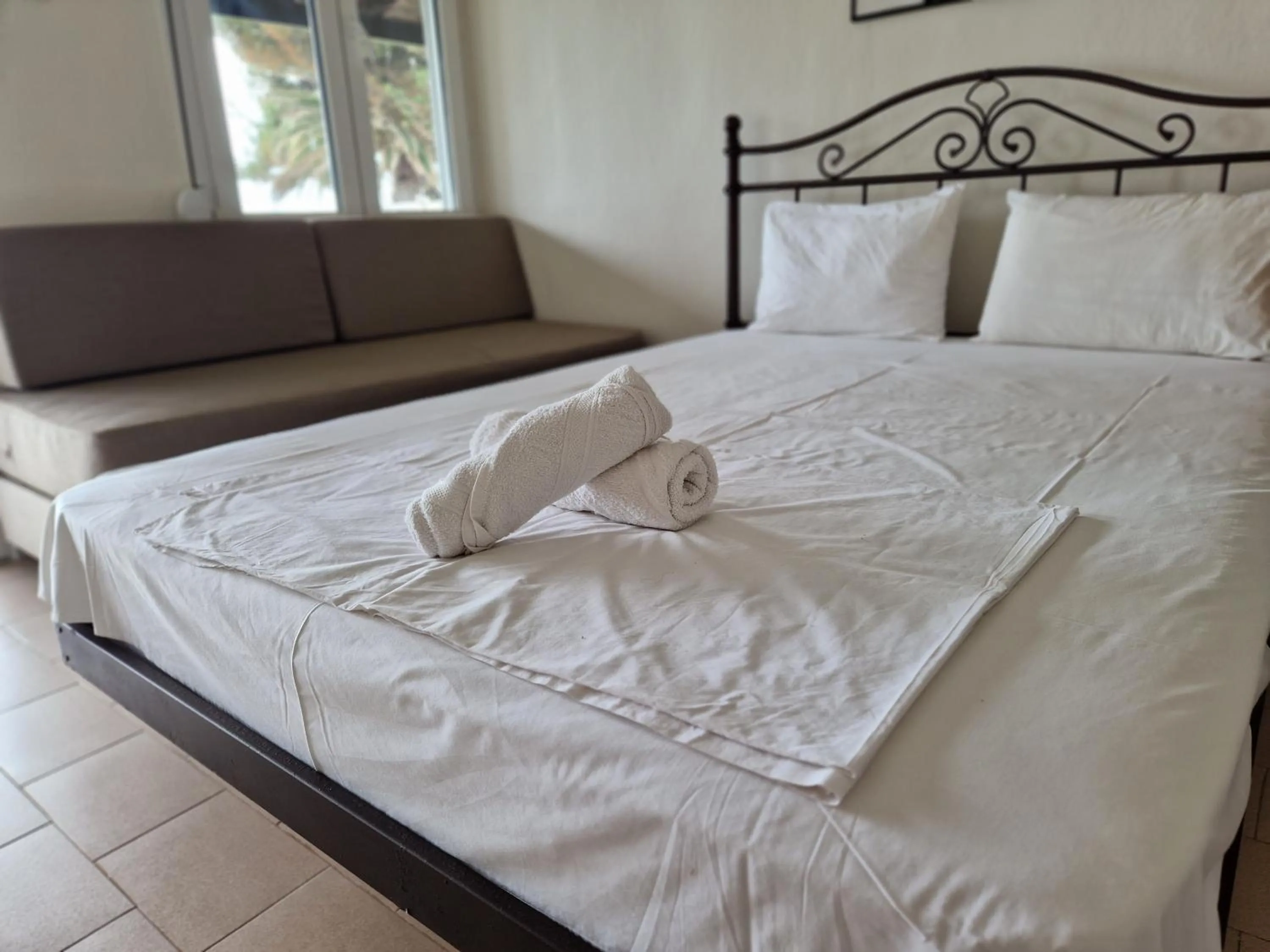 Bed in On the wave studios Spitakia sto kyma