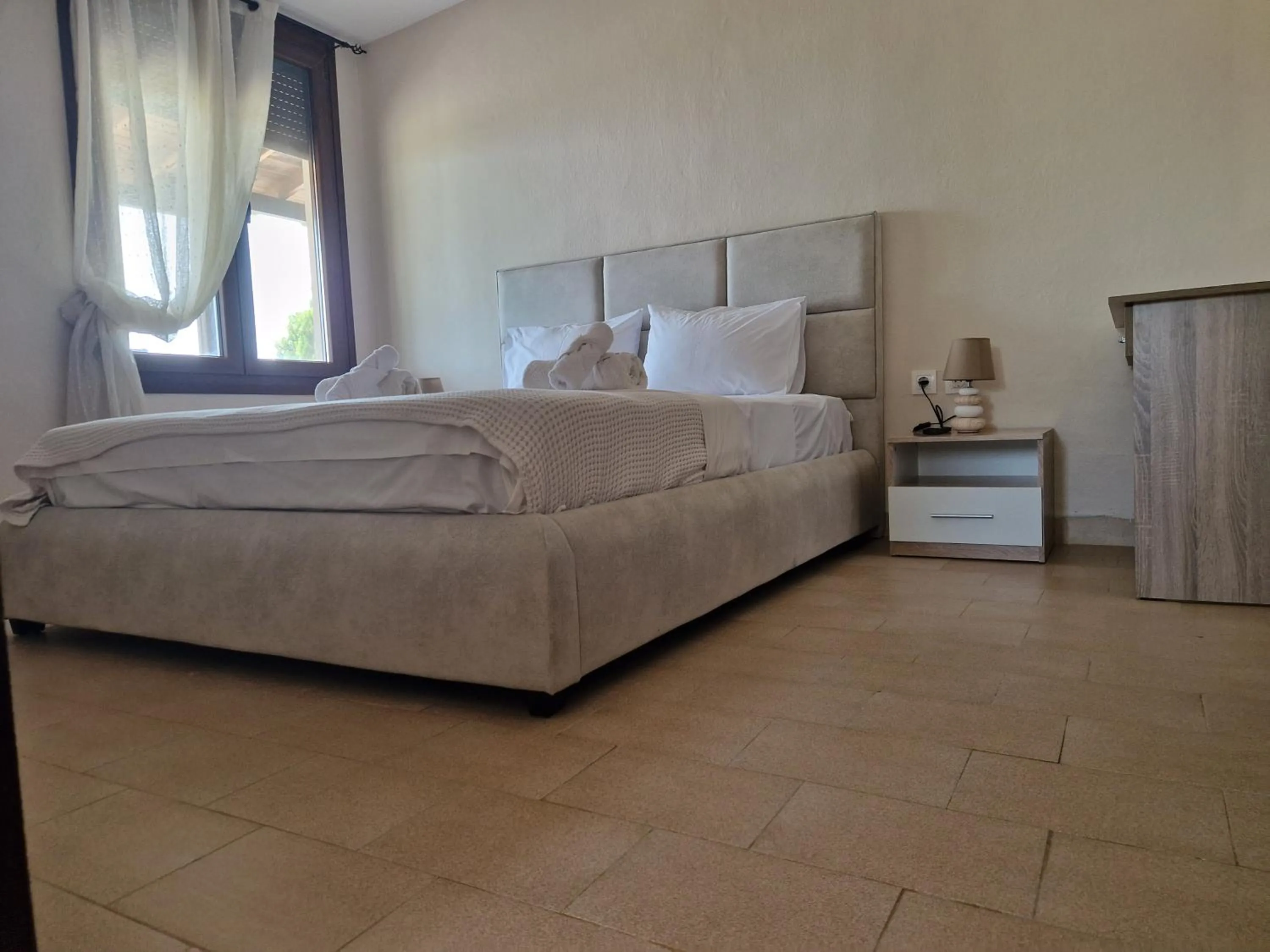 Bed in On the wave studios Spitakia sto kyma