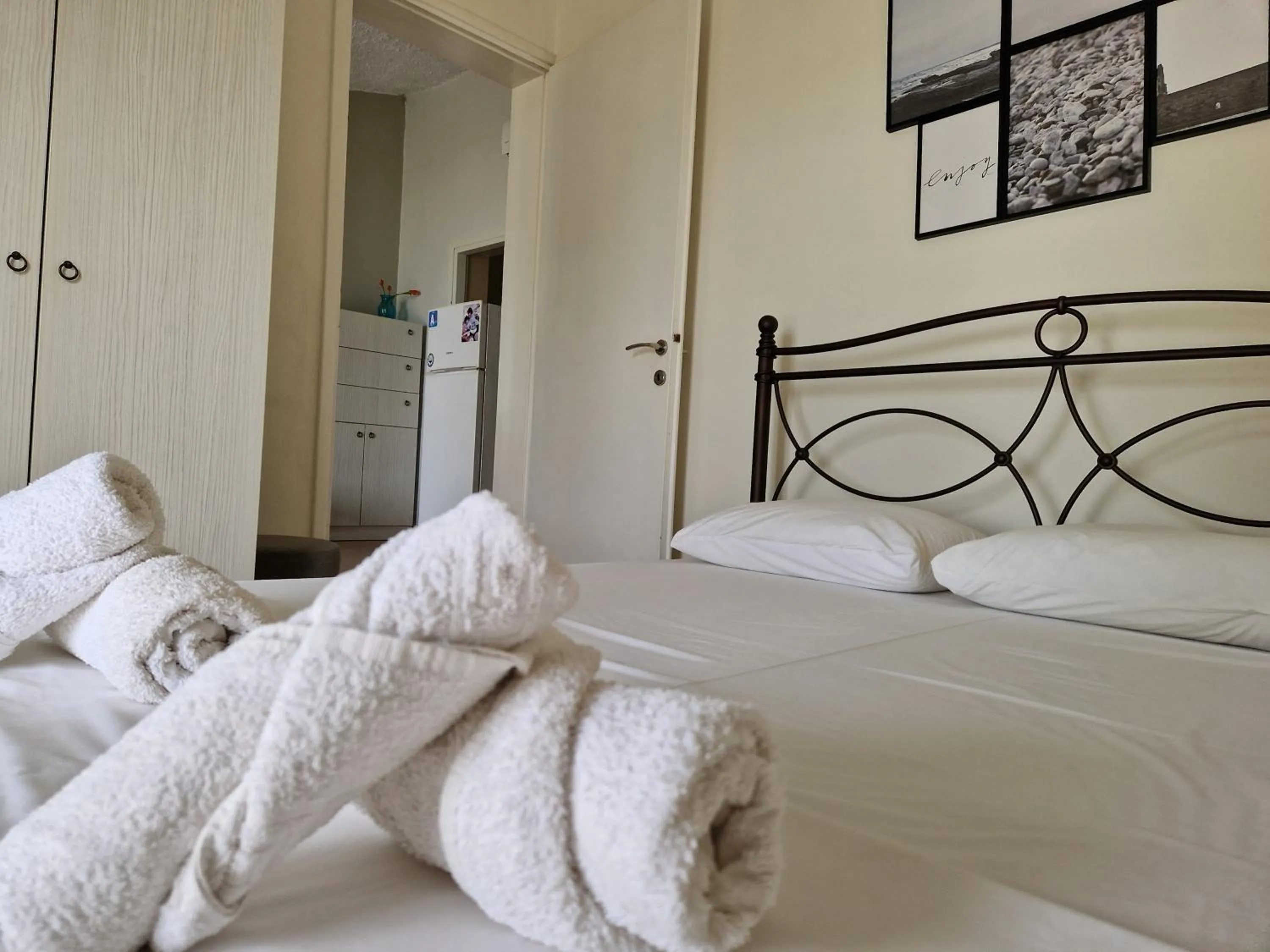Bed in On the wave studios Spitakia sto kyma