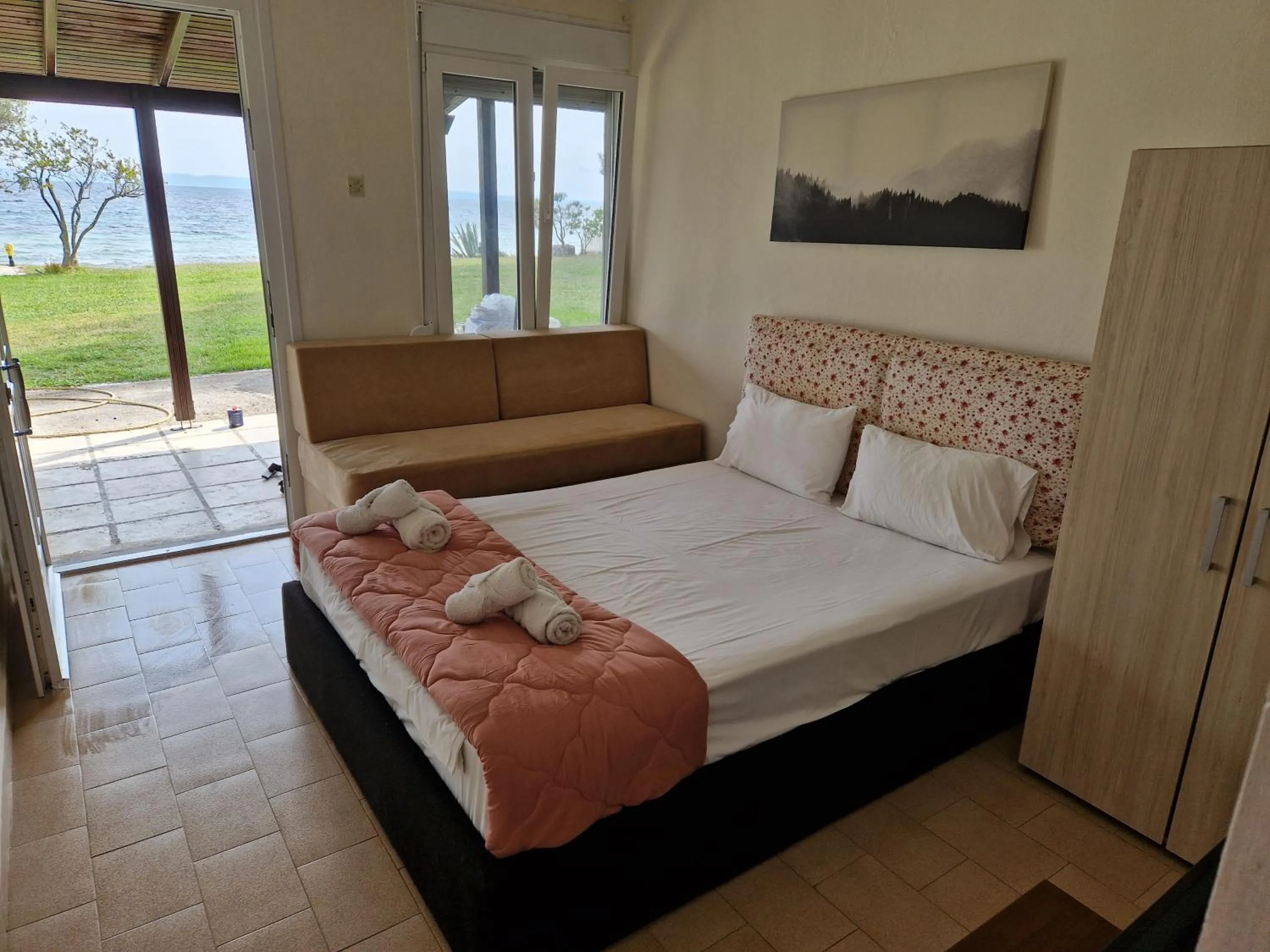 Bed in On the wave studios Spitakia sto kyma