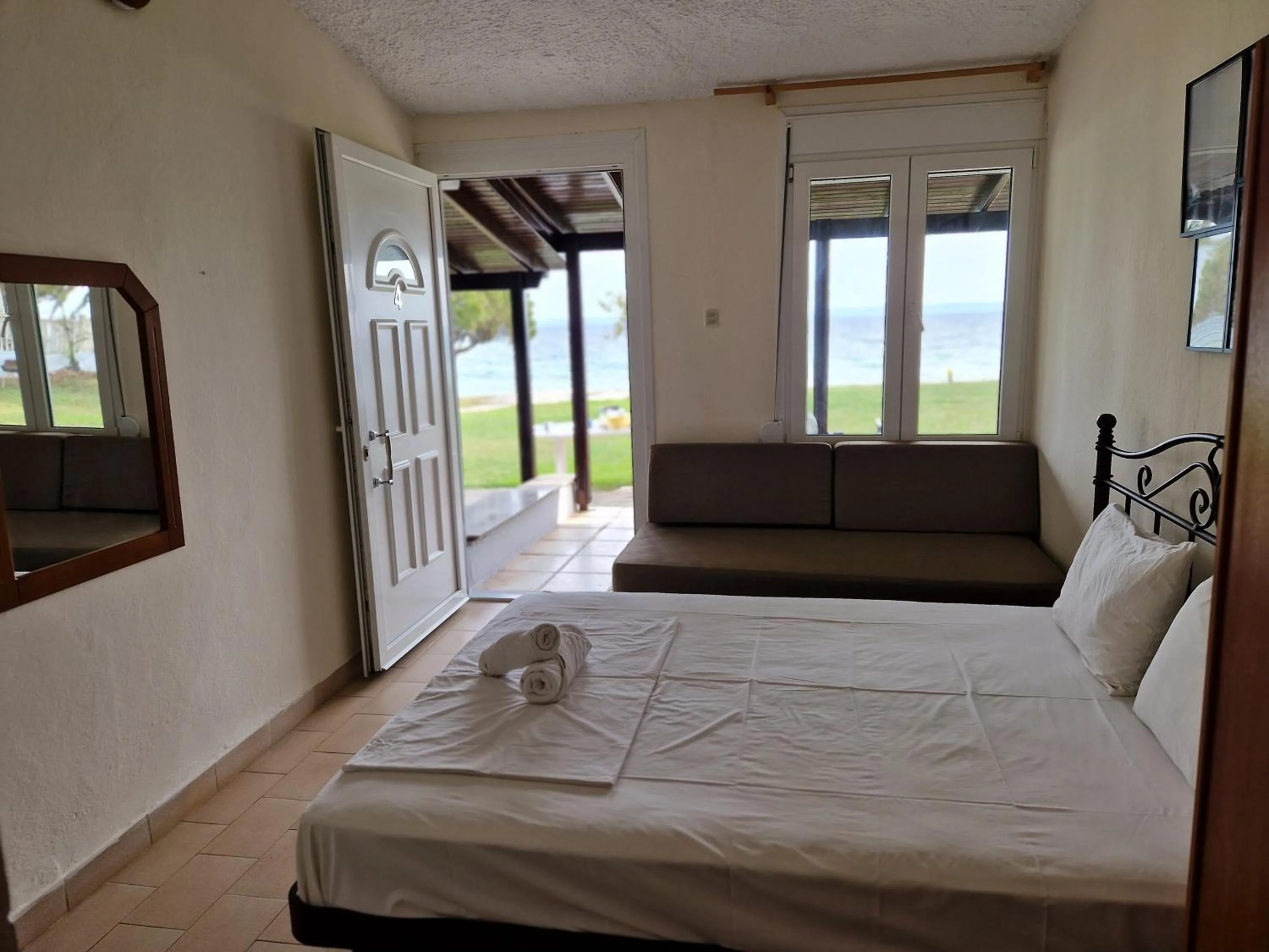 Bed in On the wave studios Spitakia sto kyma