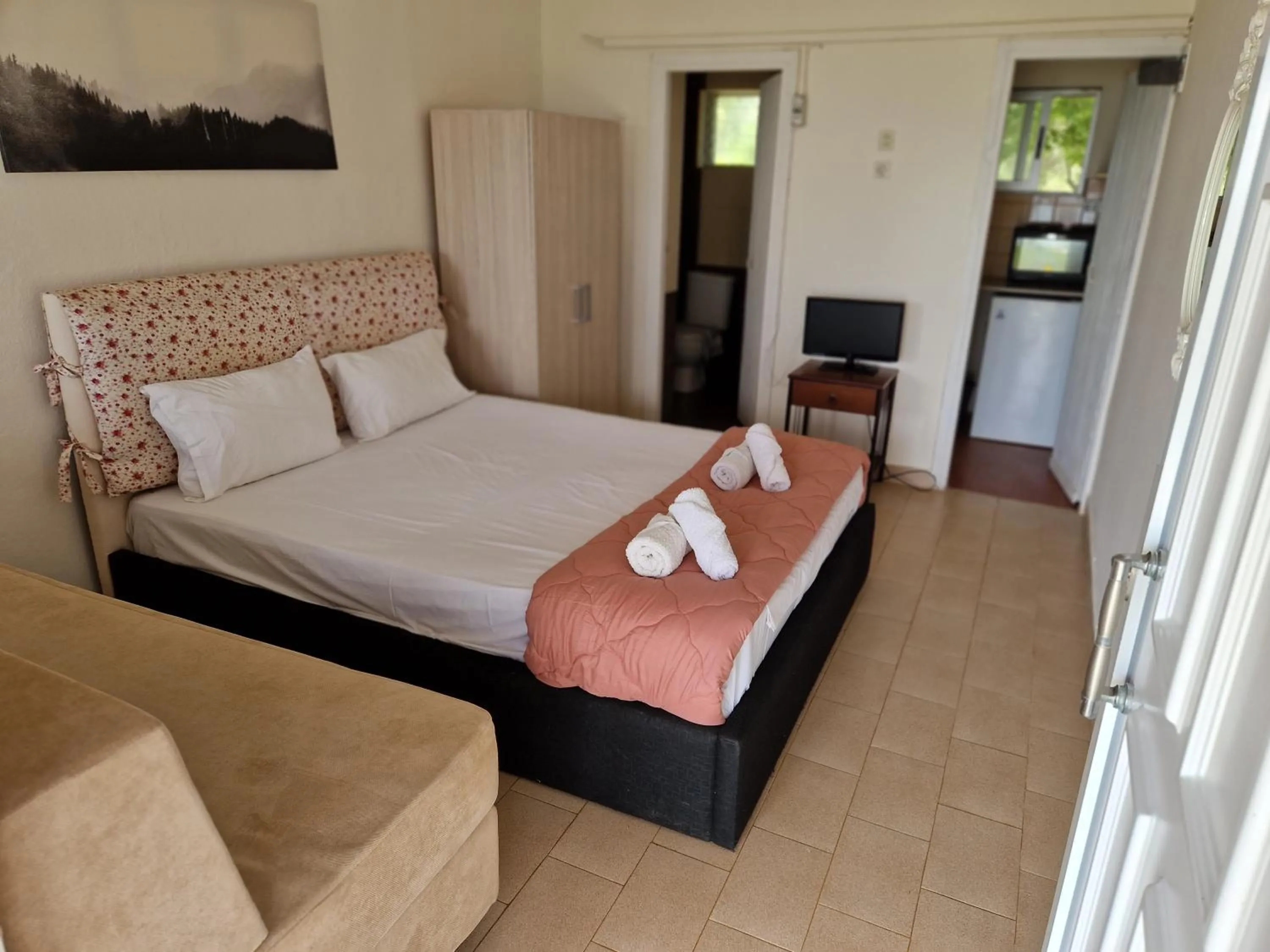 Bed in On the wave studios Spitakia sto kyma