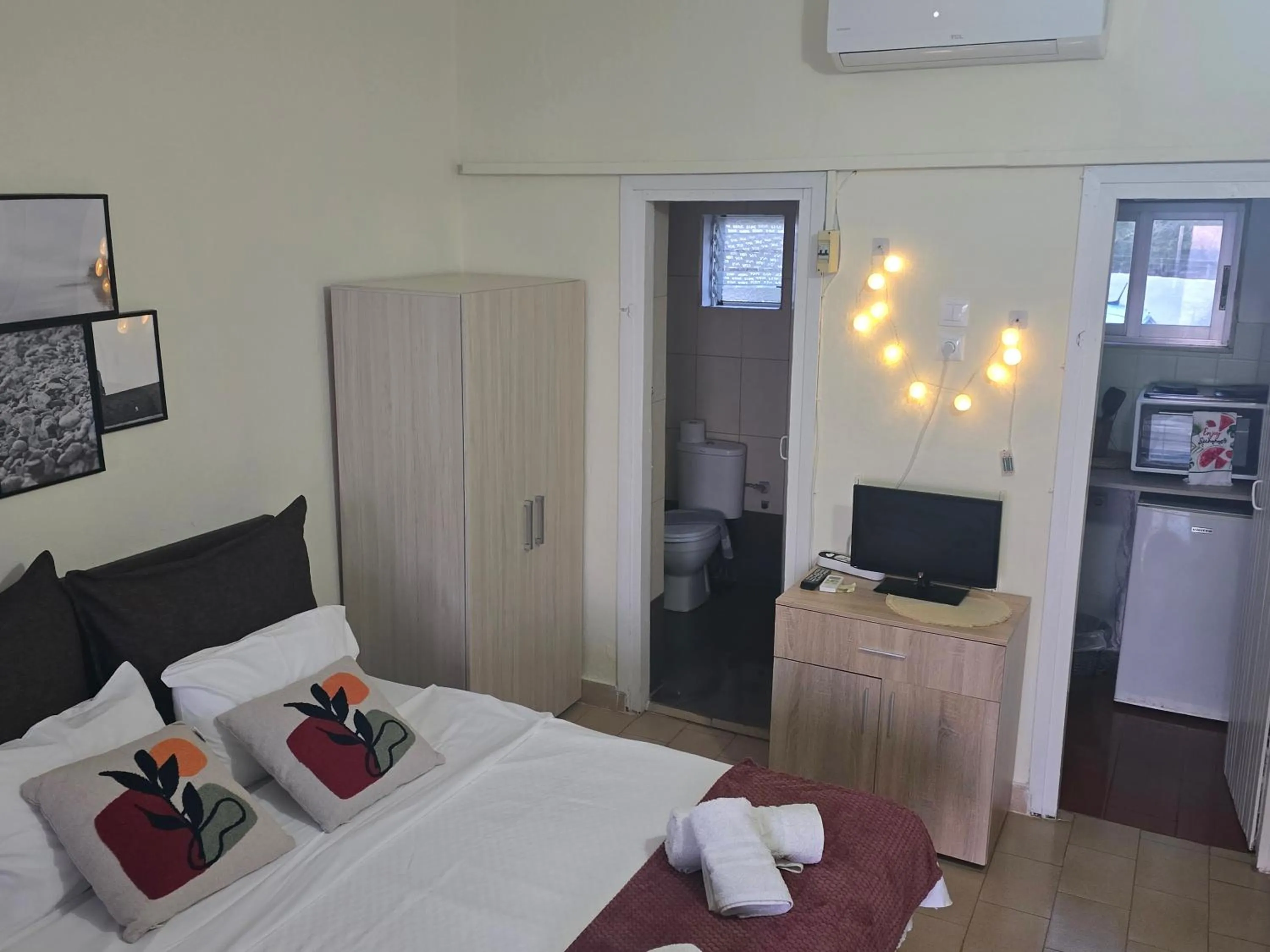Bed in On the wave studios Spitakia sto kyma