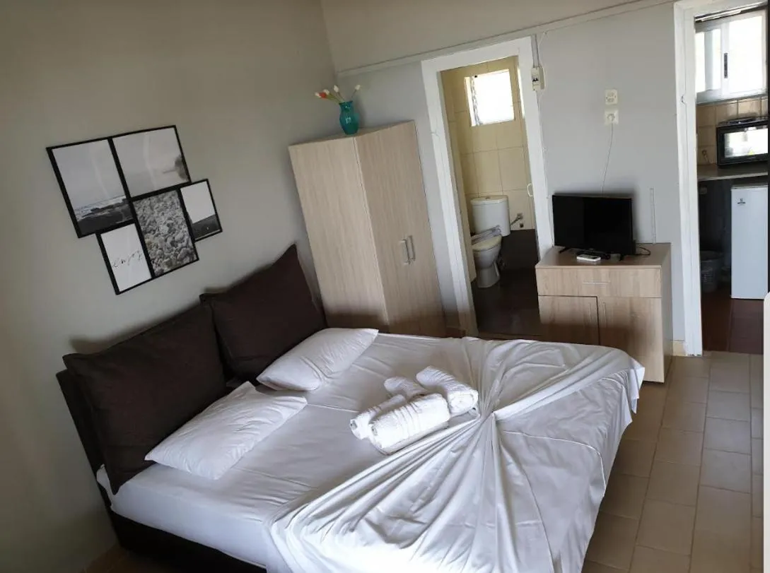 Bed in On the wave studios Spitakia sto kyma