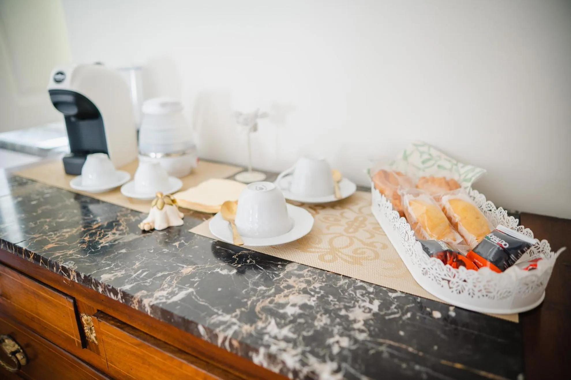 Coffee/tea facilities in VillaOmbrosa
