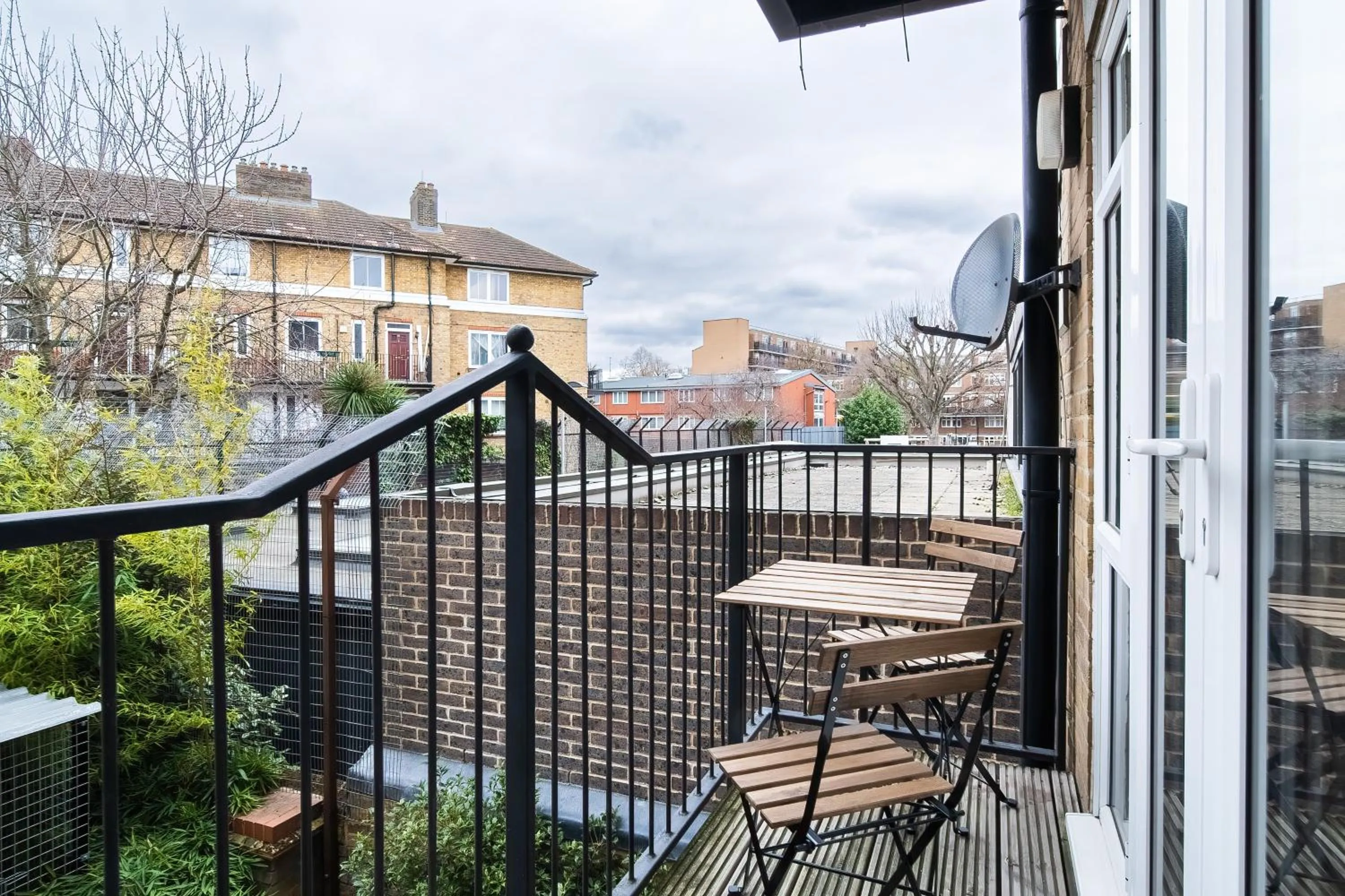 Chic 3 Bed Apartment Near London Bridge with Balcony