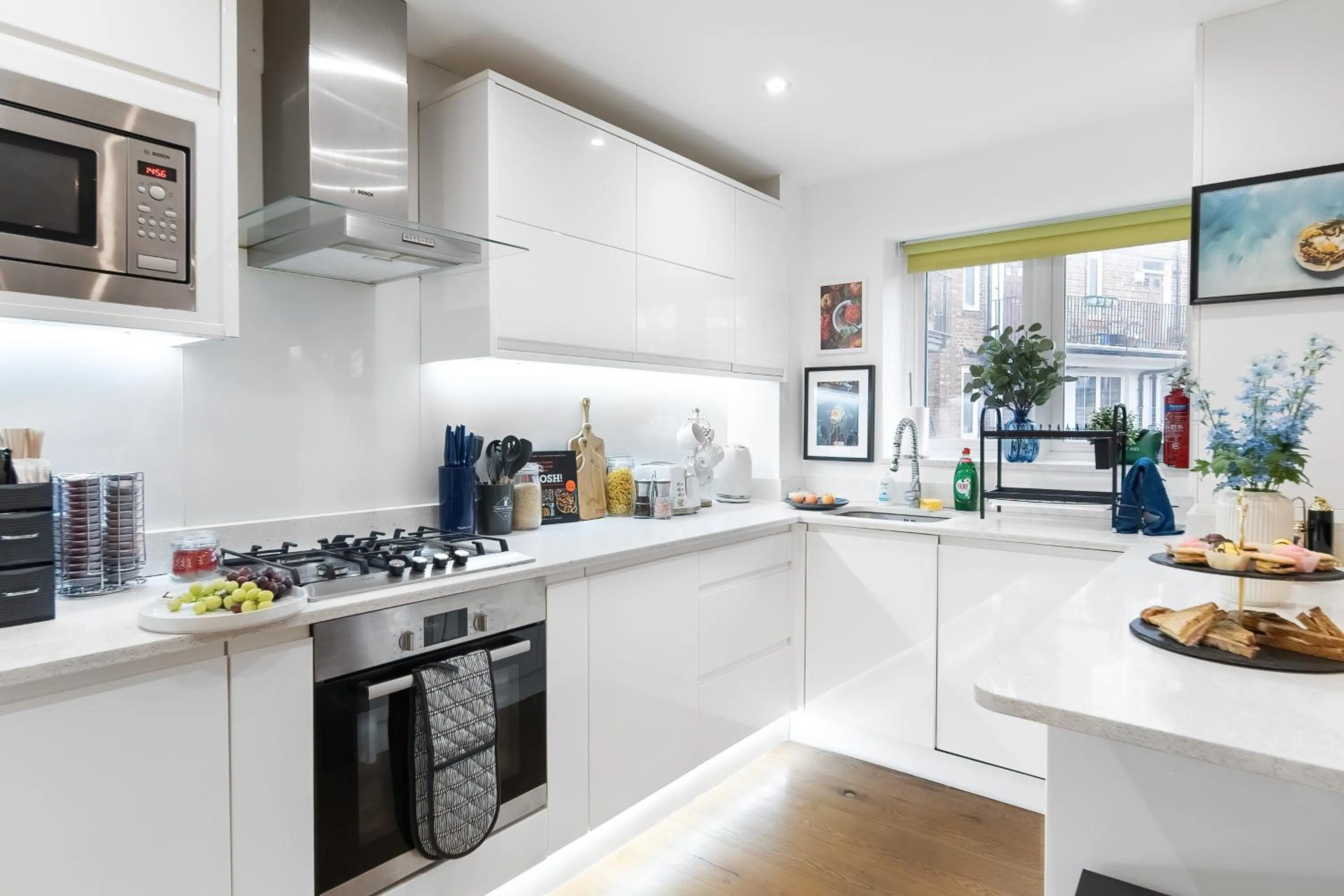 Chic 3 Bed Apartment Near London Bridge with Balcony