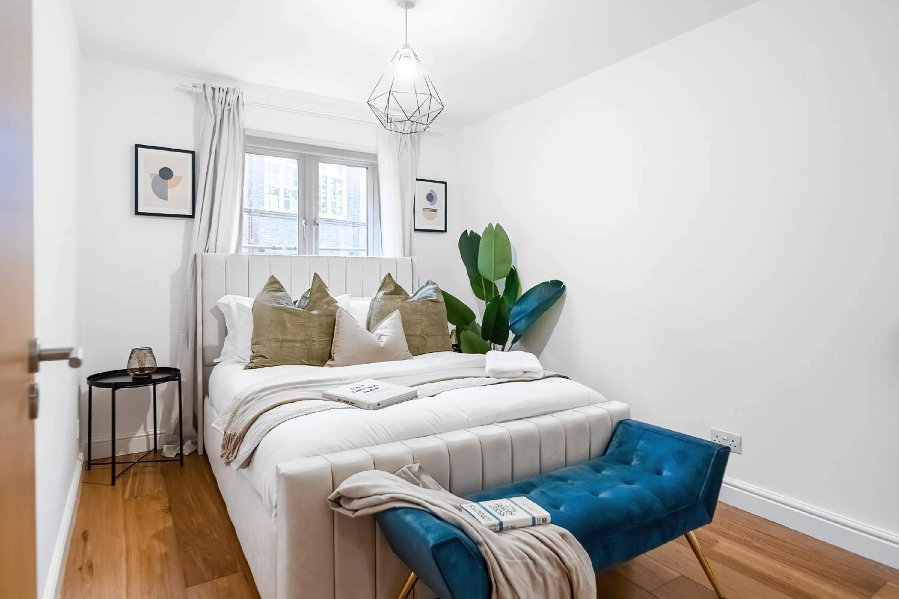 Chic 3 Bed Apartment Near London Bridge with Balcony