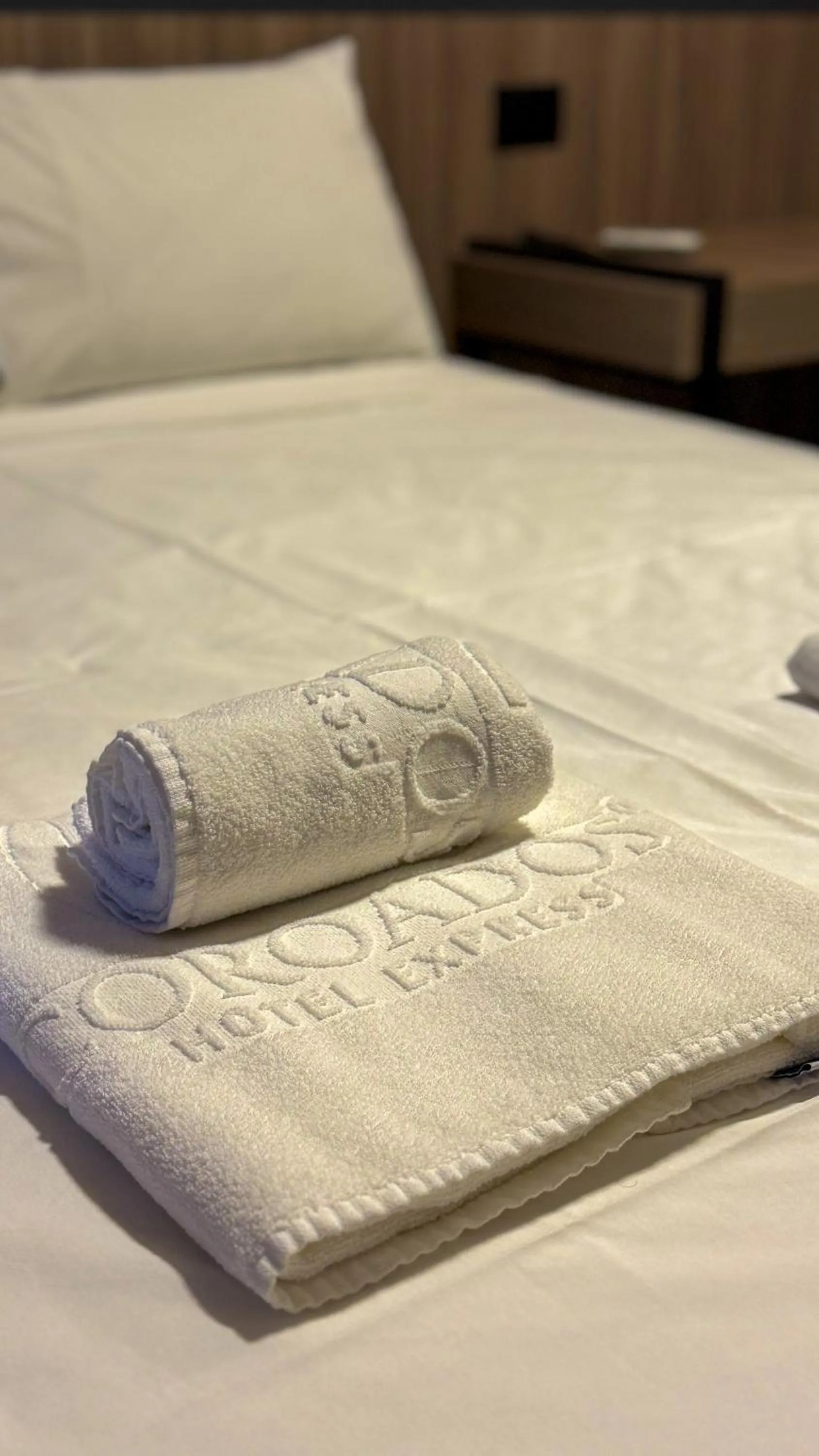 towels, Bed in Hotel Coroados Foz Express
