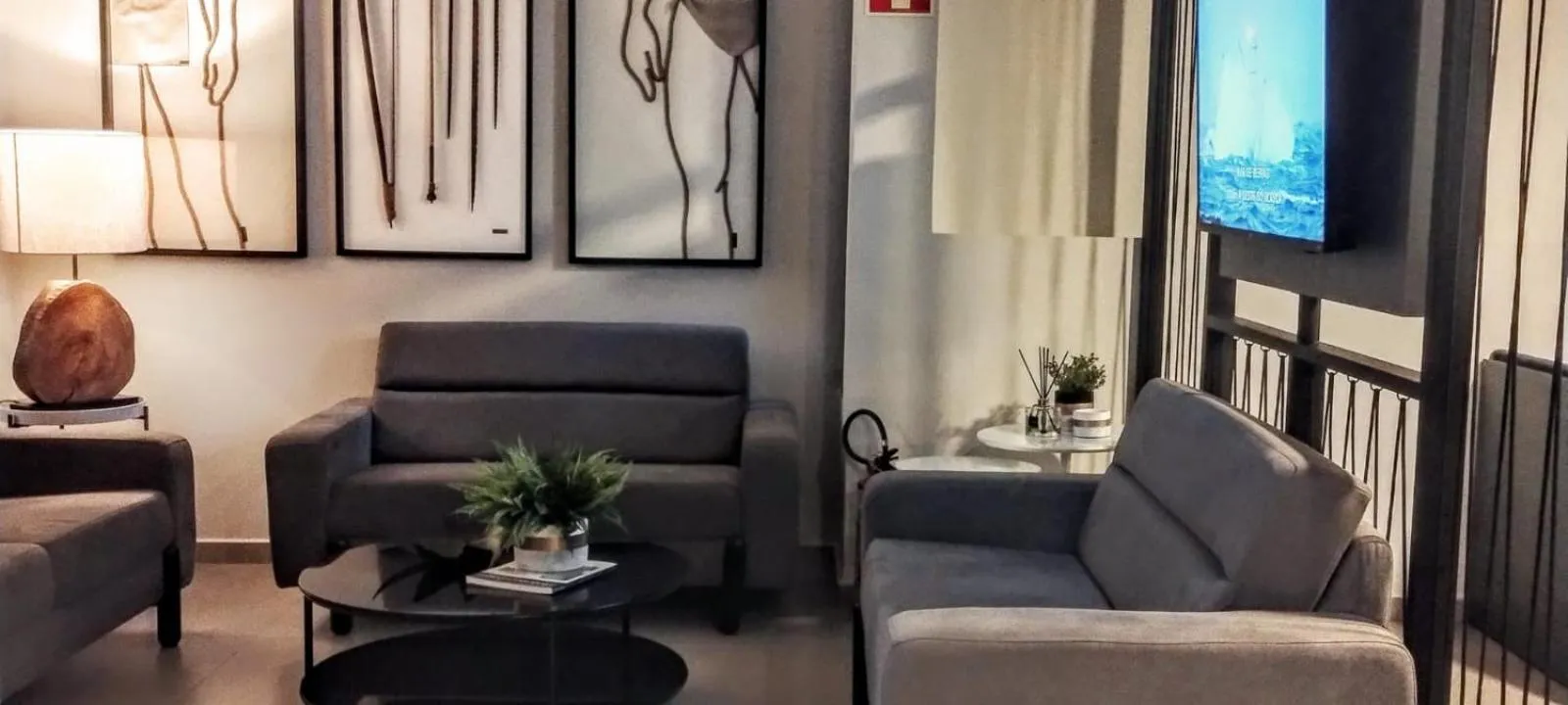 Communal lounge/ TV room in Hotel Coroados Foz Express