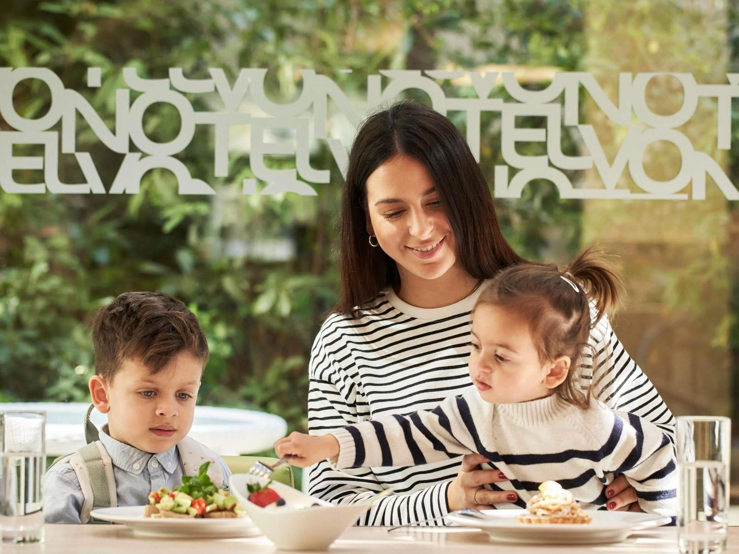 Restaurant/places to eat in Novotel Athens