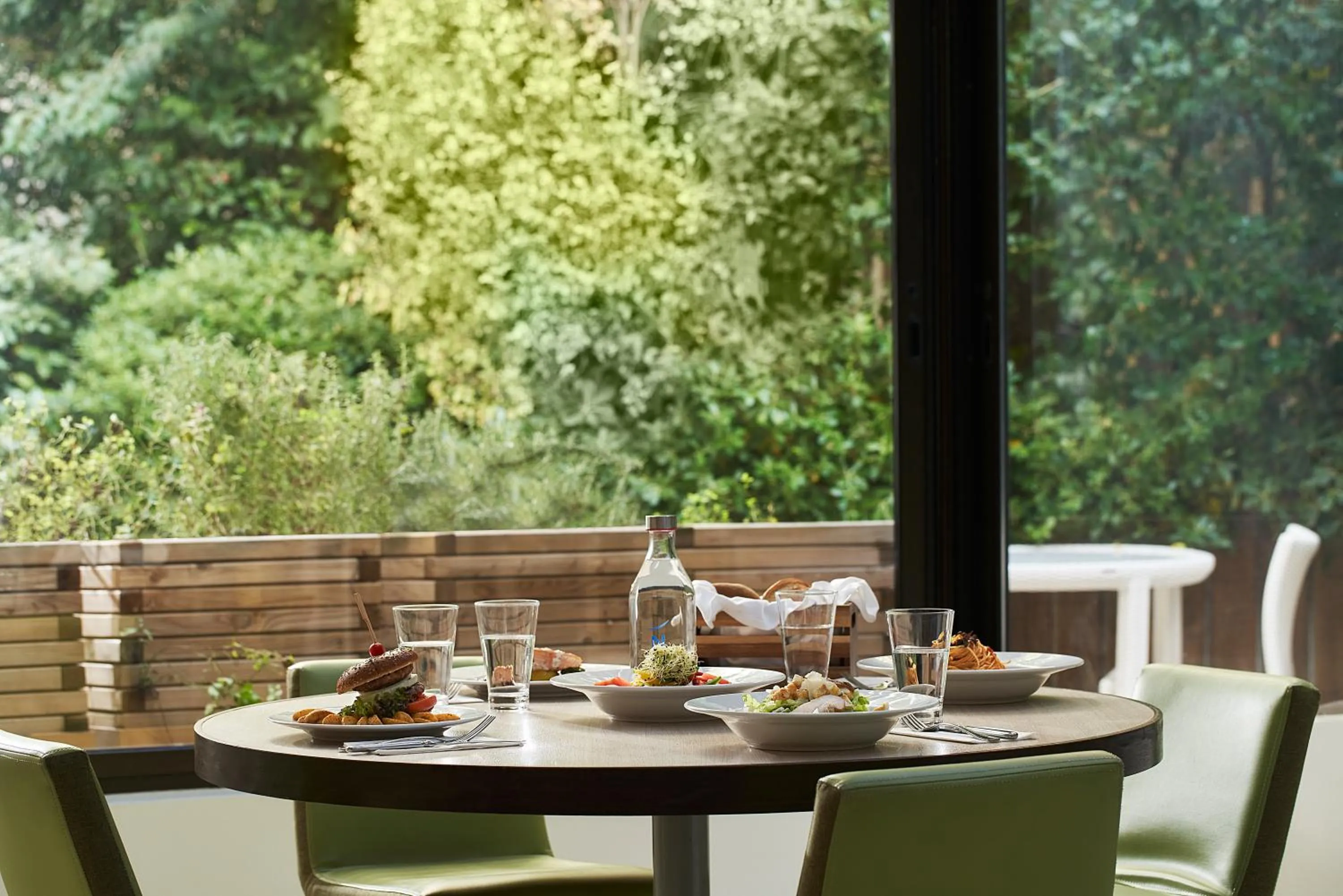 Restaurant/places to eat in Novotel Athens