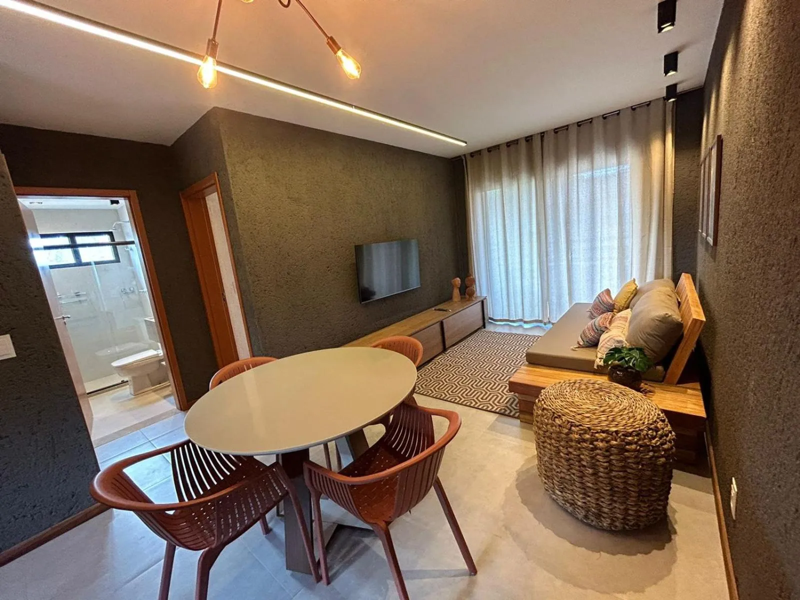 Communal lounge/ TV room in KAMBY MILAGRES l Natureza e Conforto